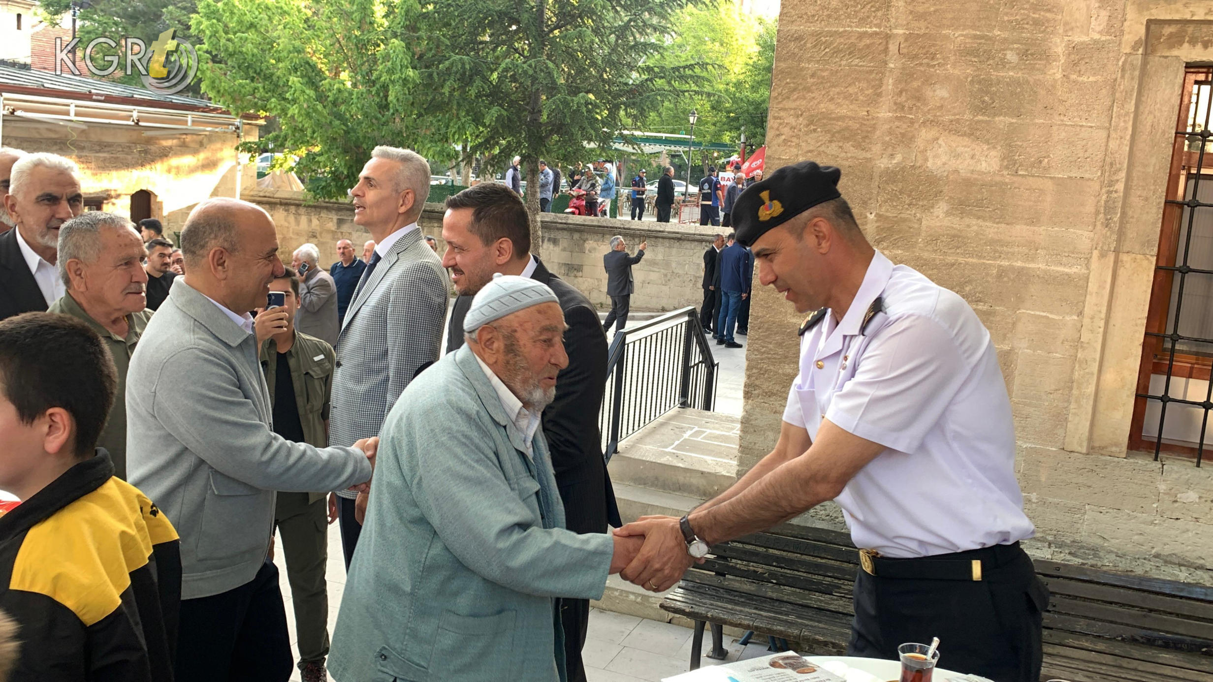 Karamanda Bayram Namazi Sonrasi Bayramlasma5