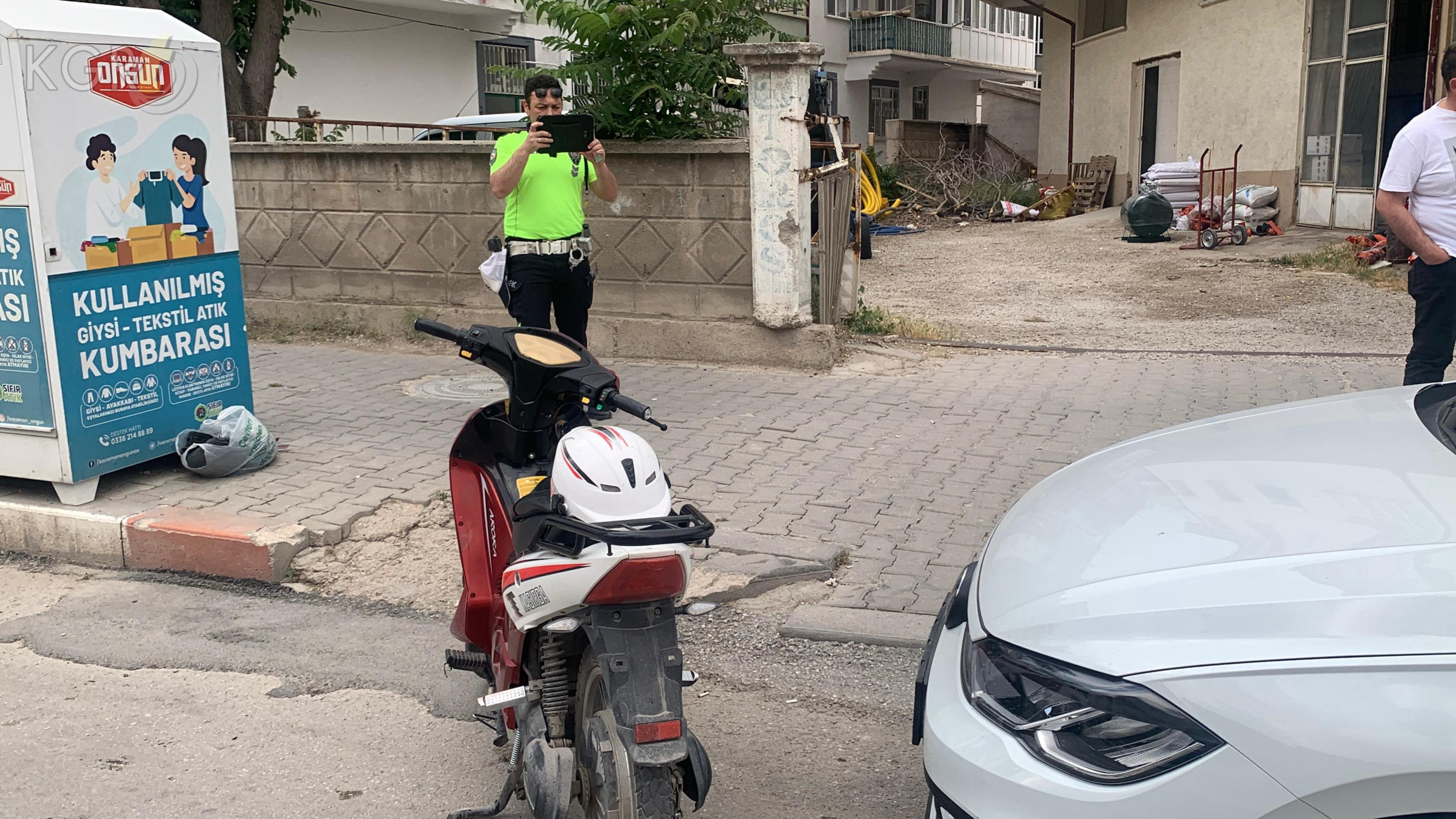 Karamanda Devrilen Elektrikli Motor Suruklenerek Park Halindeki Araca Carpti2