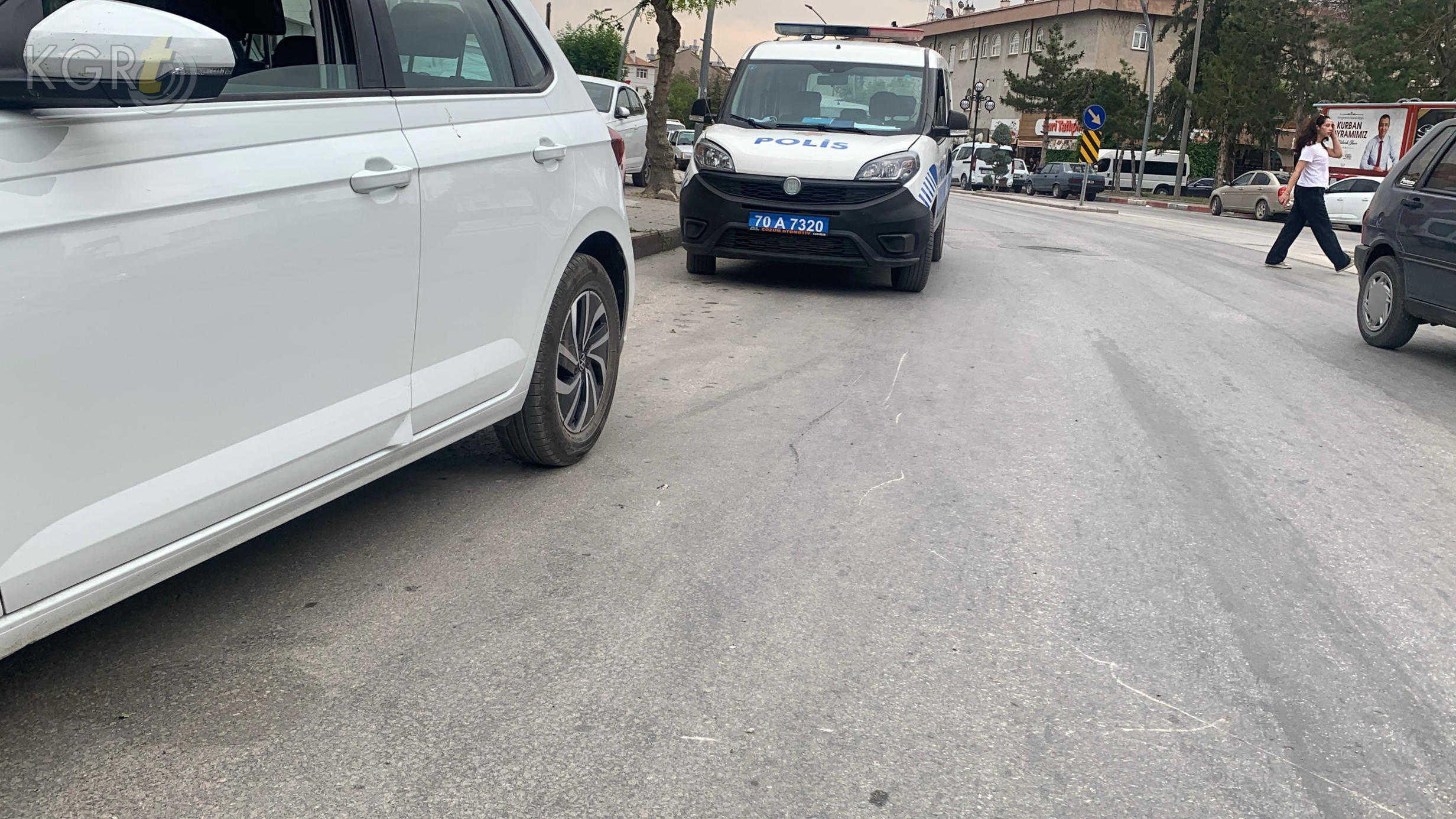 Karamanda Devrilen Elektrikli Motor Suruklenerek Park Halindeki Araca Carpti3