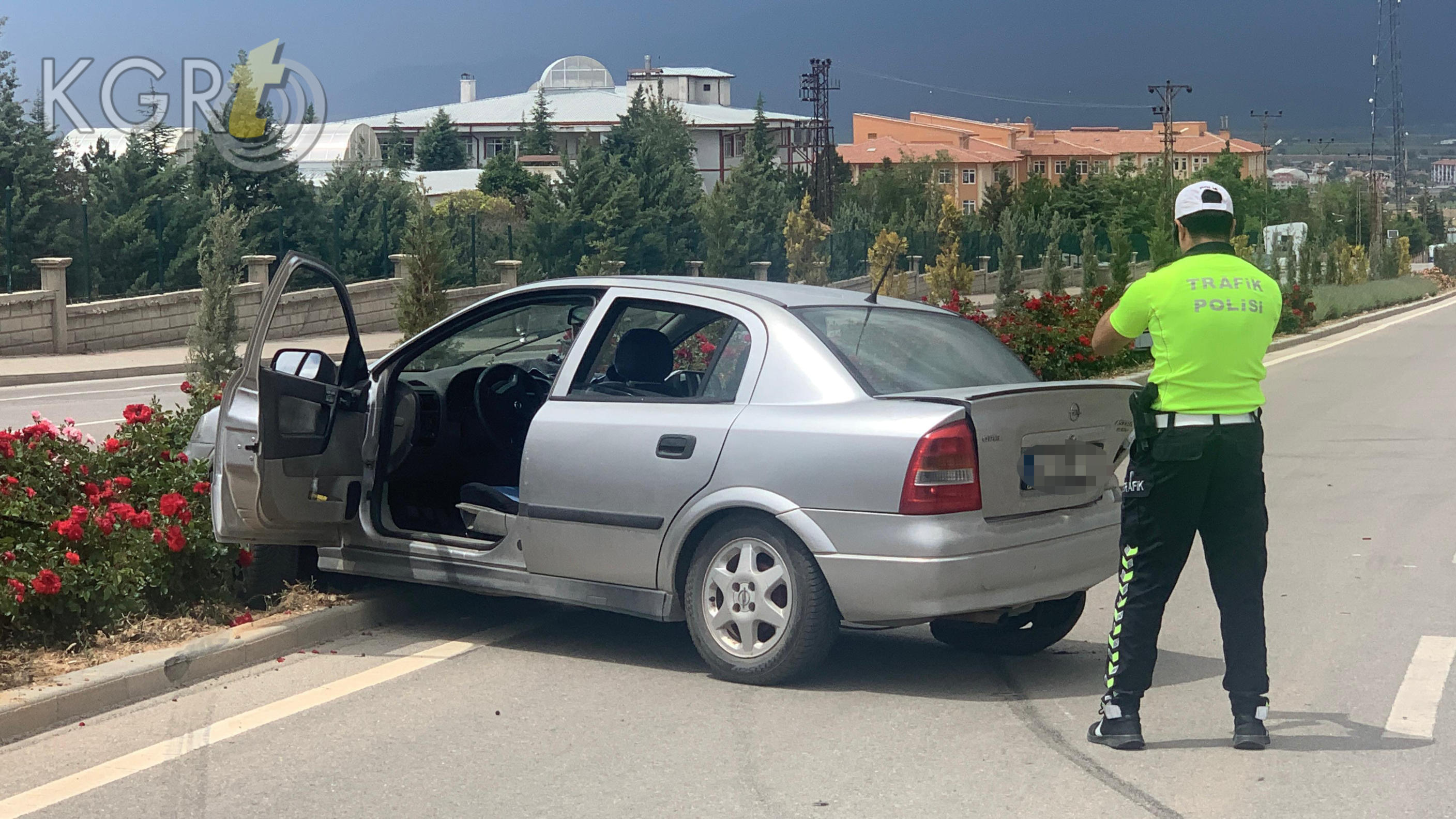 Karamanda Ehliyetsiz Genc Kaza Yapti 1 Polis Memuru Yaralandi1