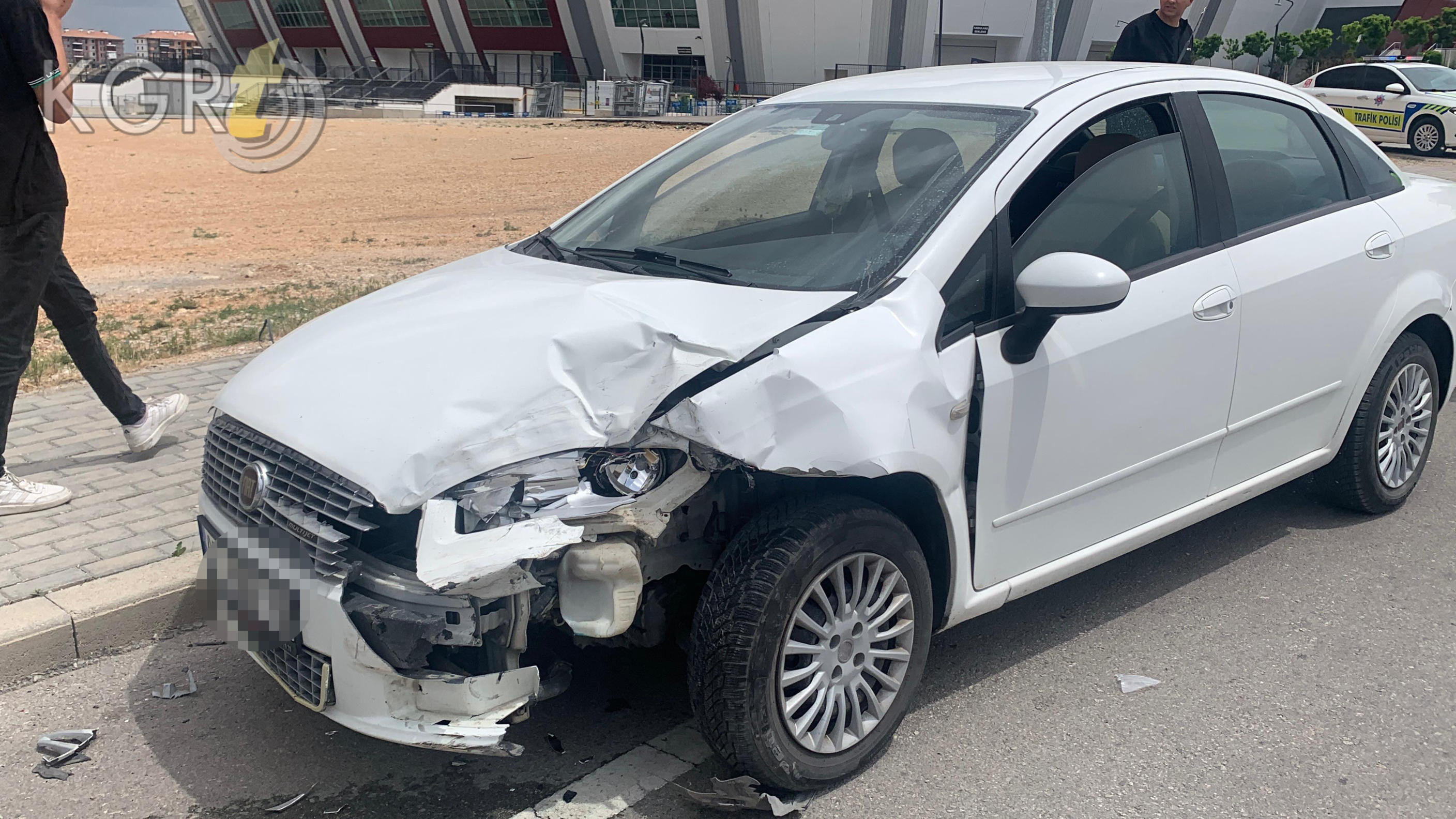Karamanda Ehliyetsiz Genc Kaza Yapti 1 Polis Memuru Yaralandi3