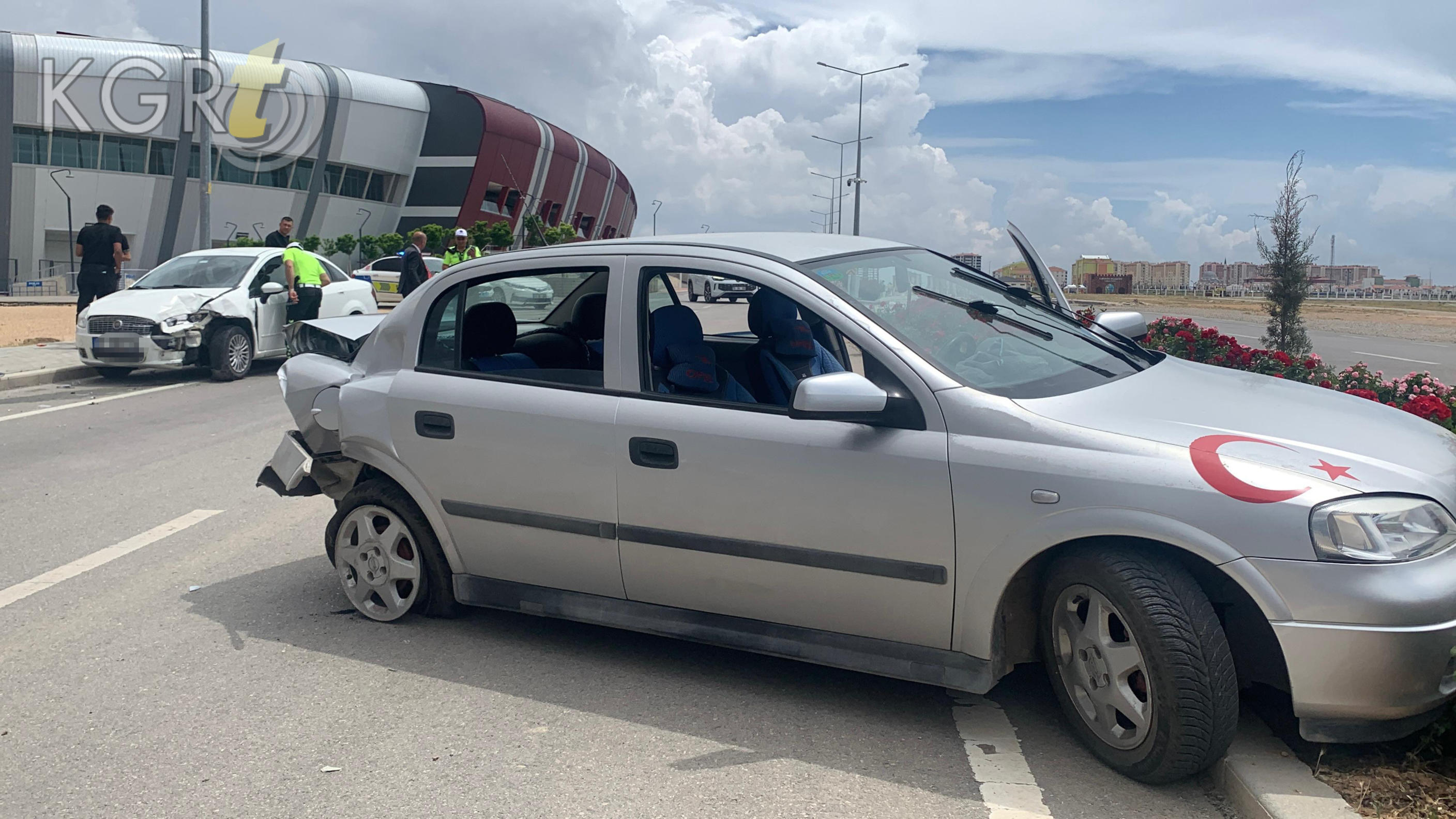Karamanda Ehliyetsiz Genc Kaza Yapti 1 Polis Memuru Yaralandi7