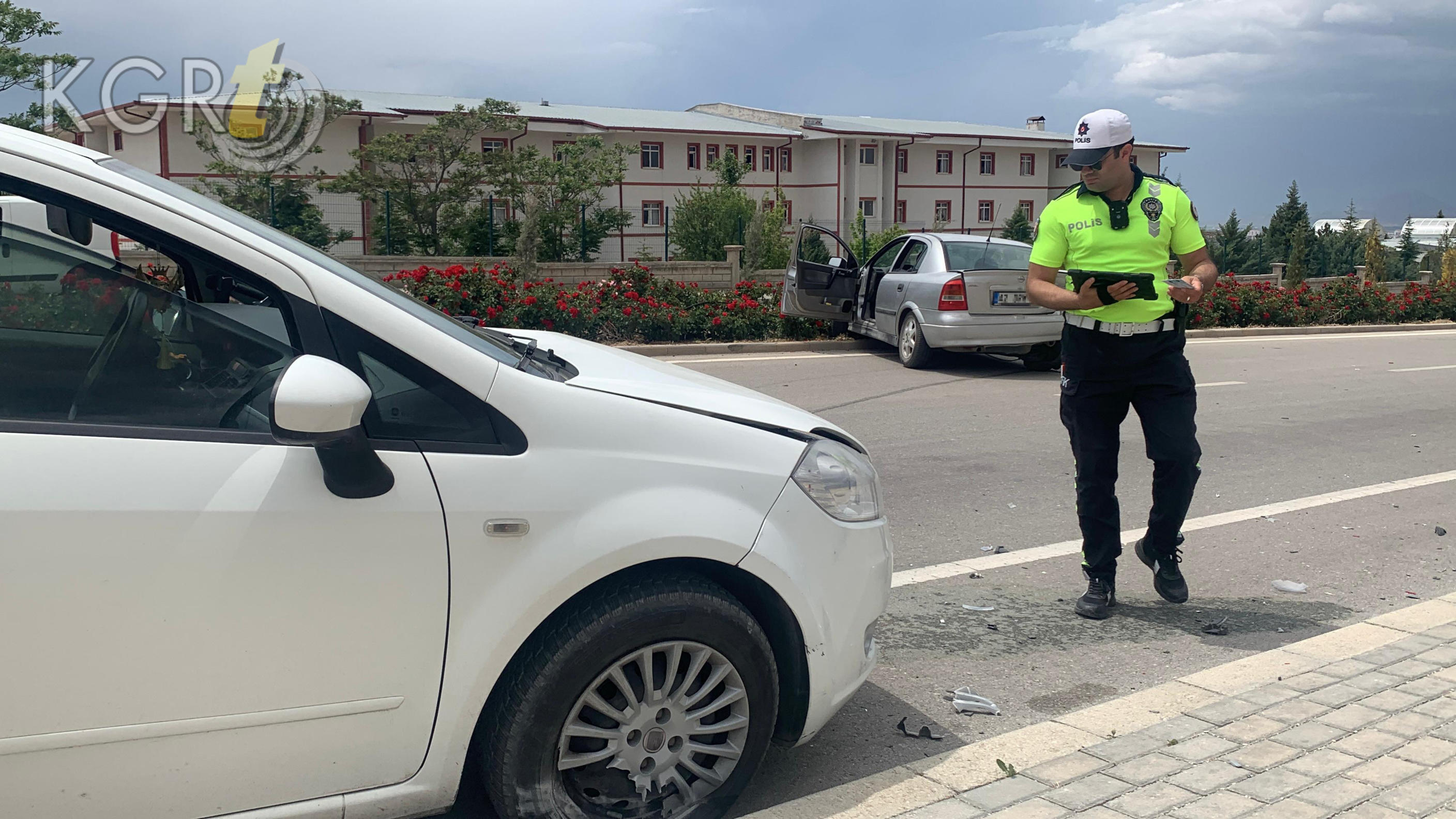 Karamanda Ehliyetsiz Genc Kaza Yapti 1 Polis Memuru Yaralandi8