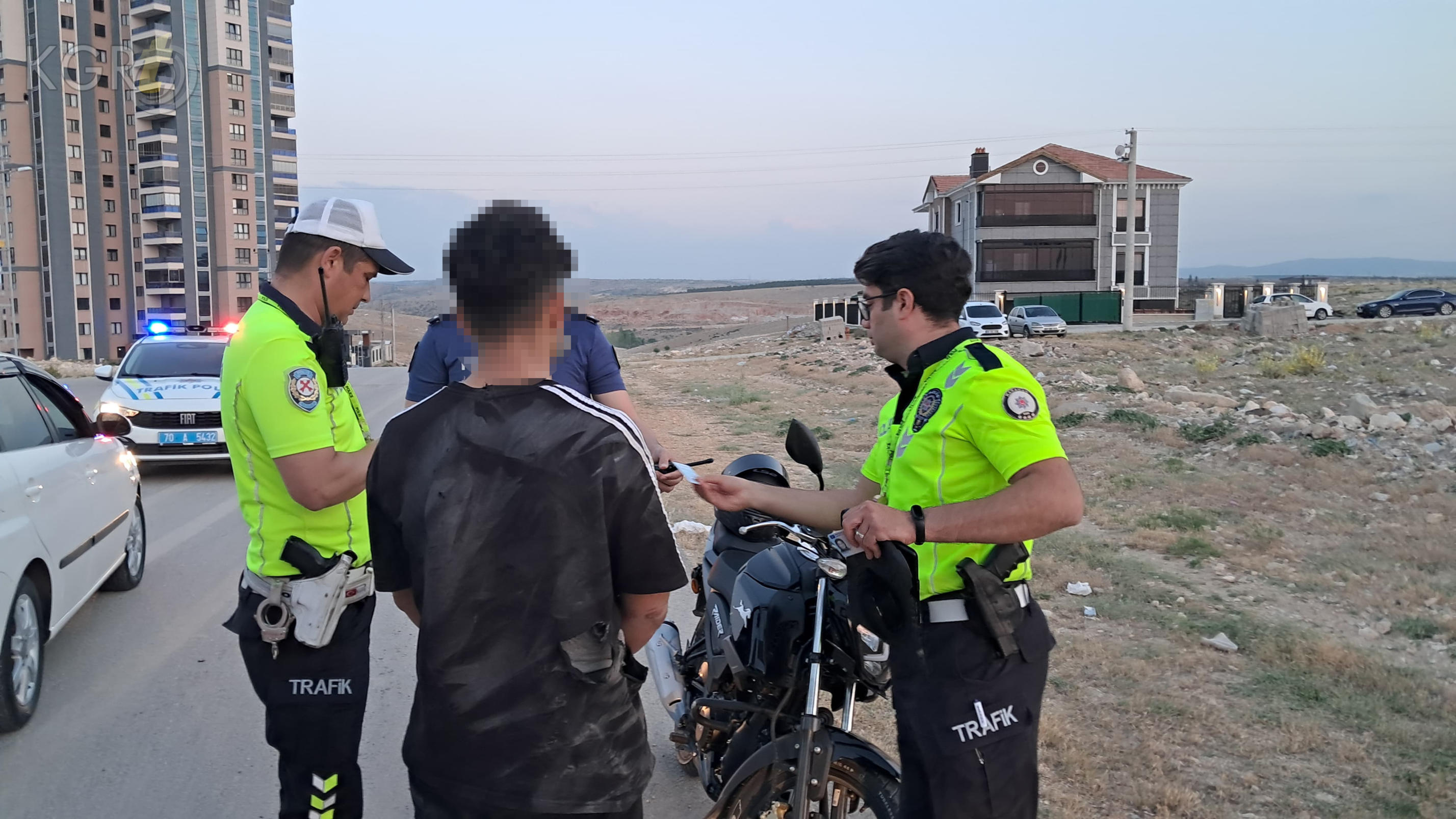 Karamanda Ehliyetsiz Motosiklet Surucusunun Yaptigi Kaza Pahaliya Patladi3