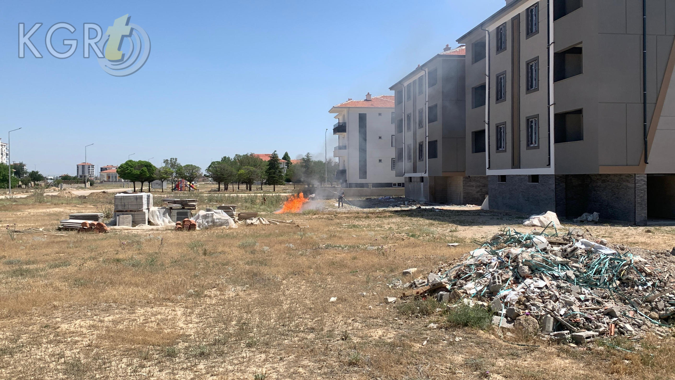 Karamanda Insaat Alanindaki Atiklar Alev Alev Yandi1