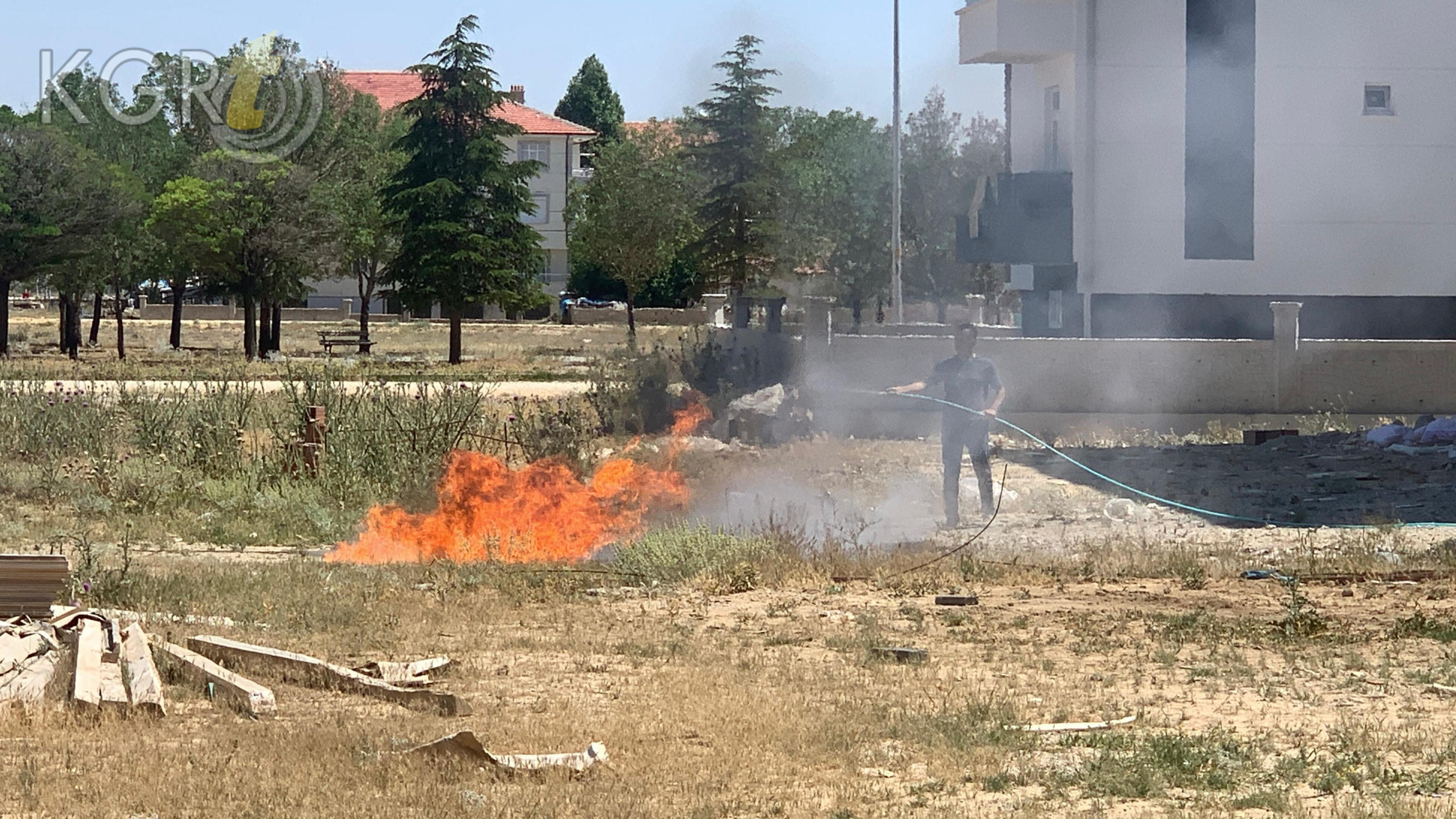 Karamanda Insaat Alanindaki Atiklar Alev Alev Yandi8