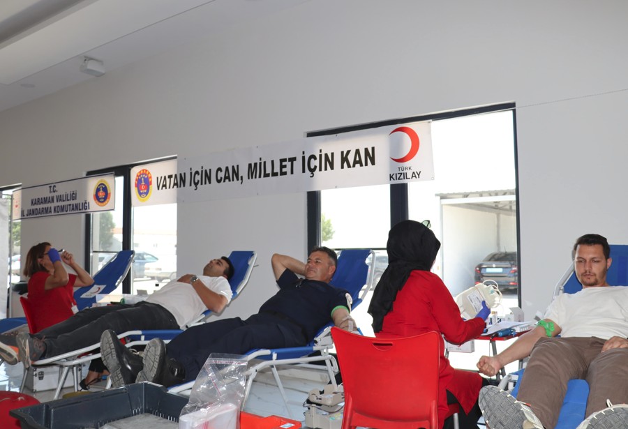 Karamanda Jandarmadan Kizilaya Kan Bagisi1