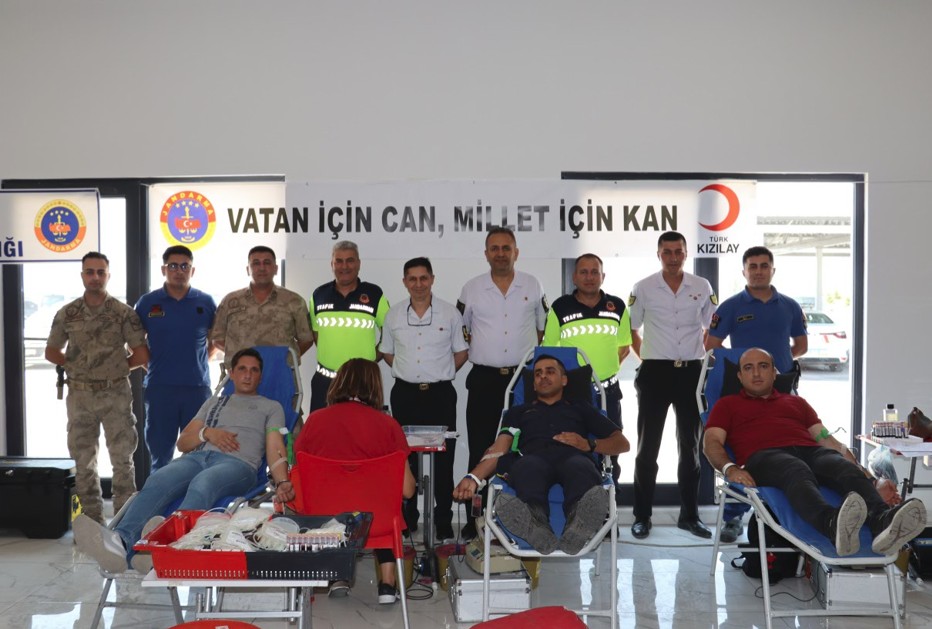 Karamanda Jandarmadan Kizilaya Kan Bagisi2