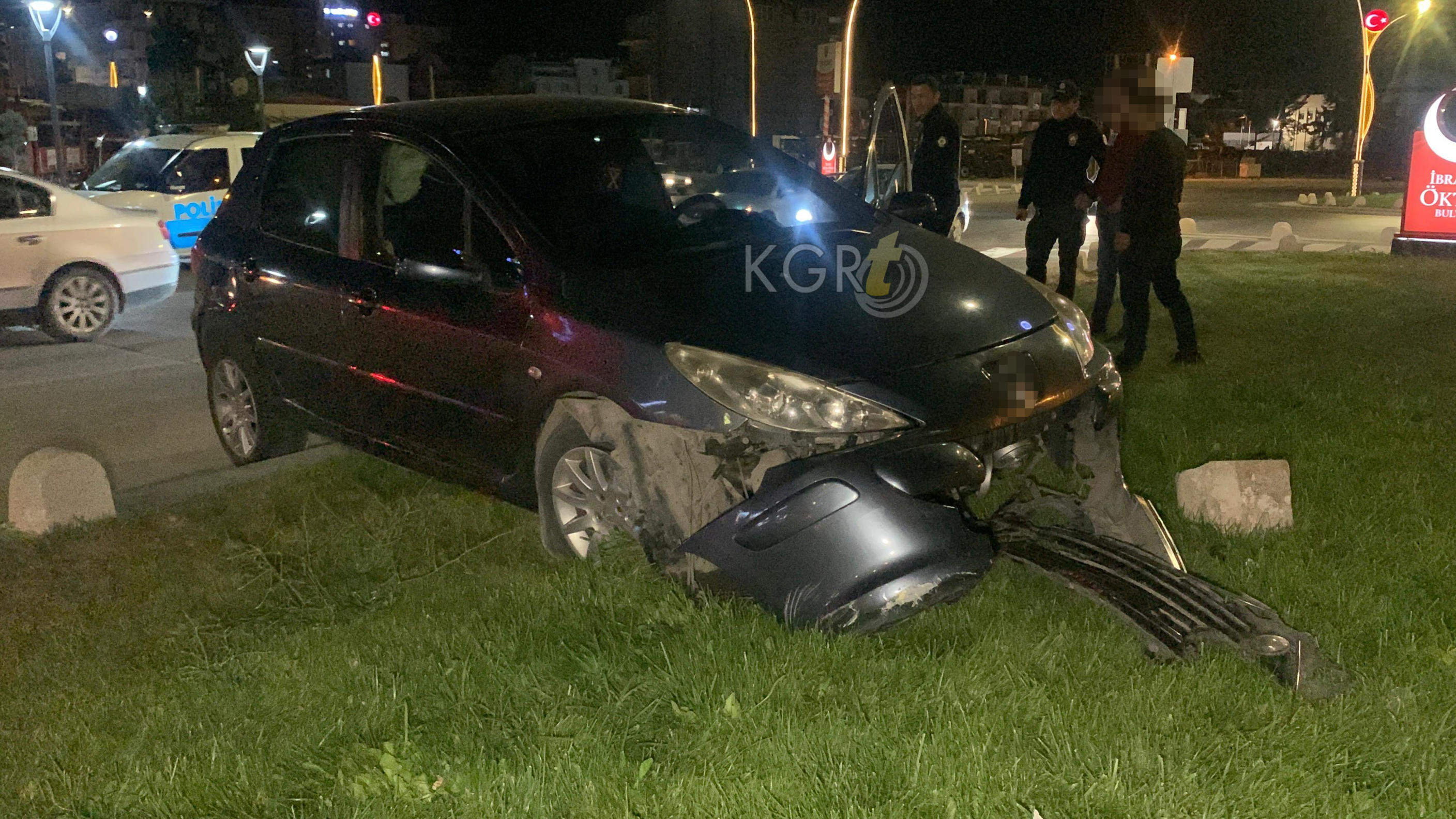 Karamanda Kontrolden Cikan Arac Orta Refuje Cikti0