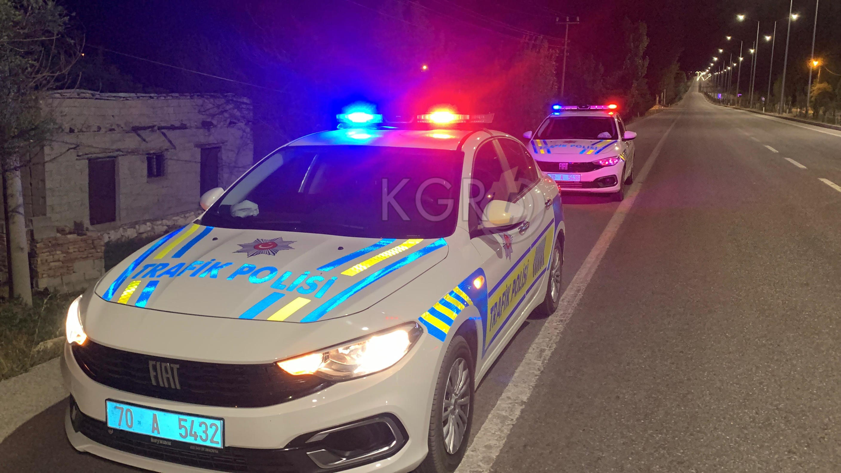 Karamanda Kontrolden Cikan Minibus Elma Bahcesine Uctu 1 Yarali13