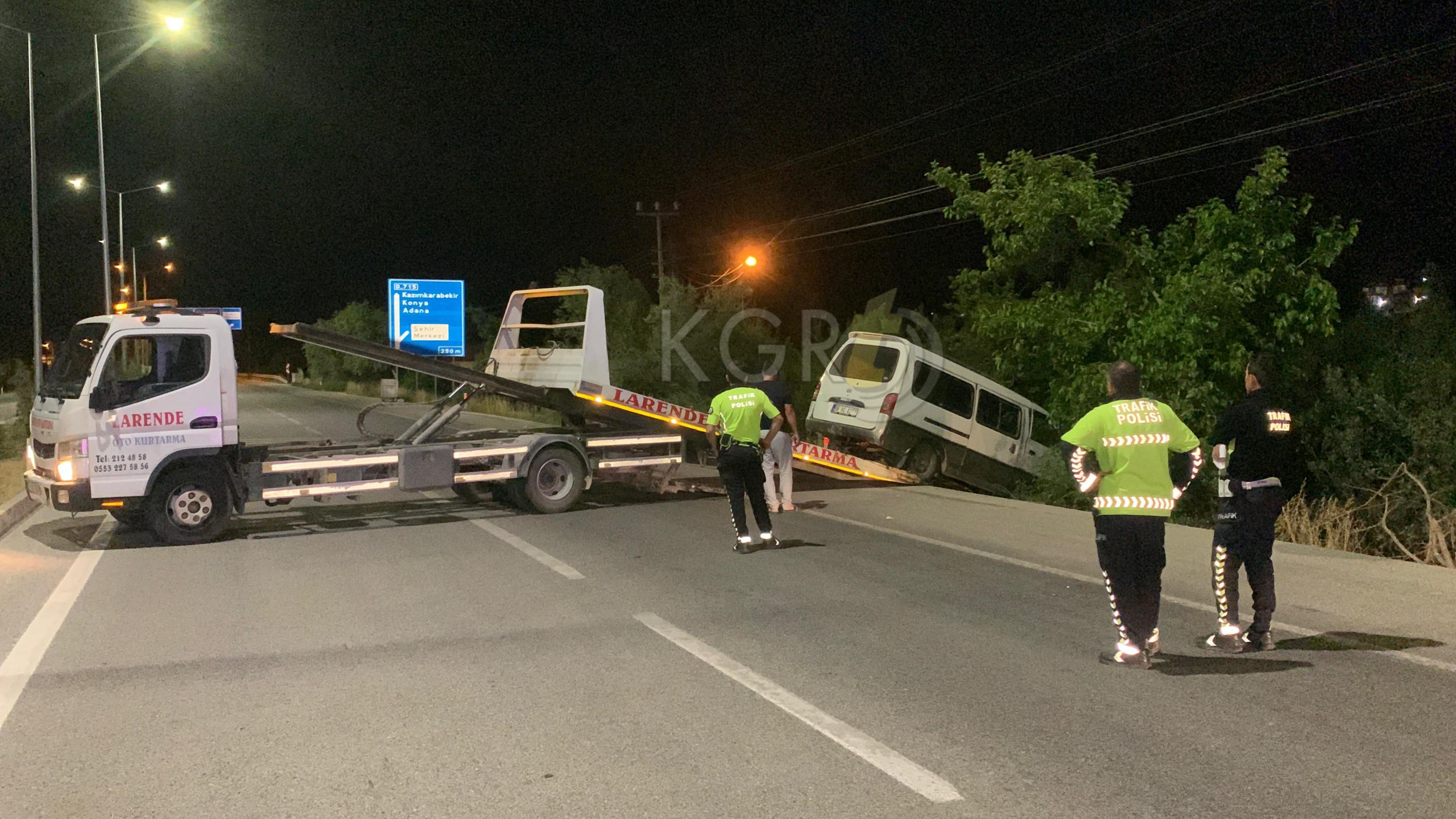 Karamanda Kontrolden Cikan Minibus Elma Bahcesine Uctu 1 Yarali14
