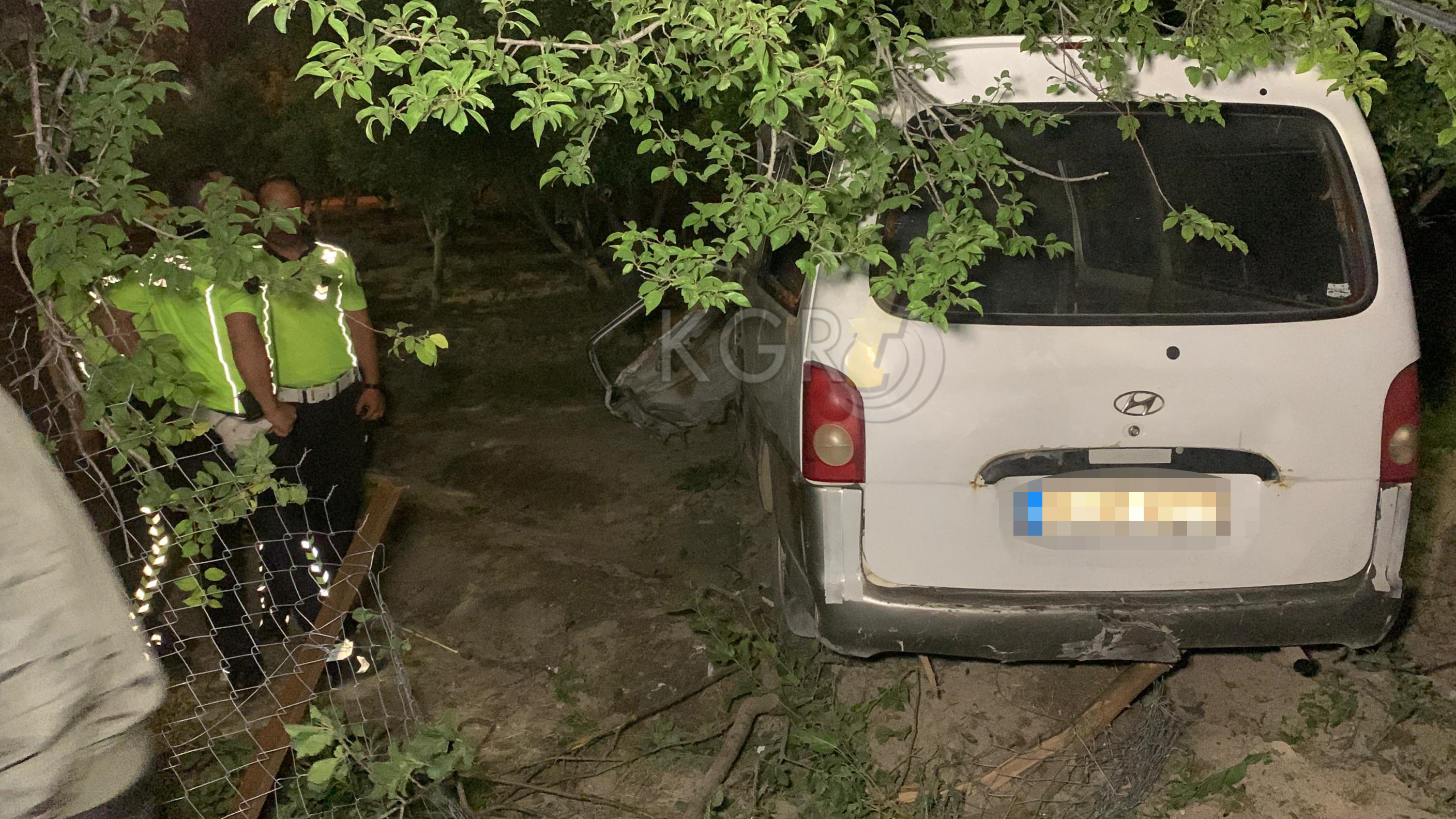 Karamanda Kontrolden Cikan Minibus Elma Bahcesine Uctu 1 Yarali15