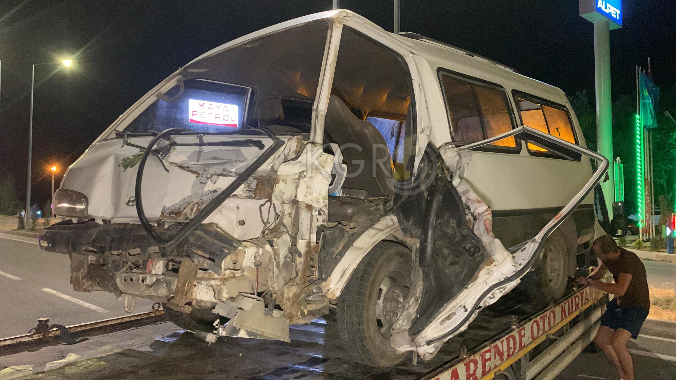 Karamanda Kontrolden Cikan Minibus Elma Bahcesine Uctu 1 Yarali16