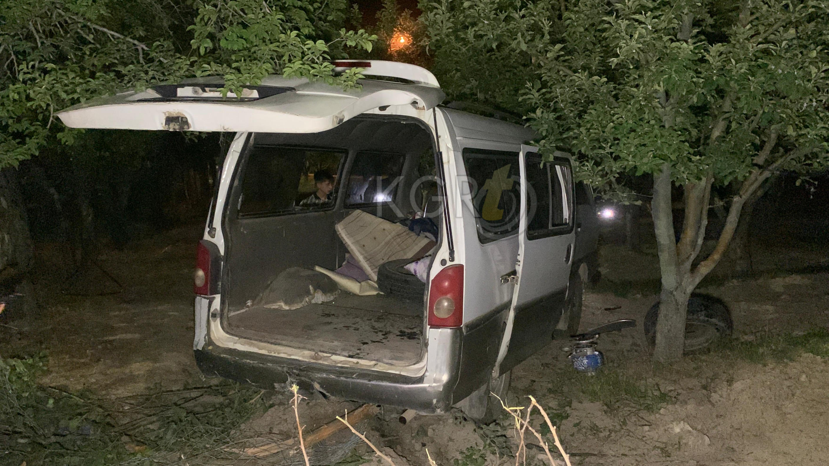 Karamanda Kontrolden Cikan Minibus Elma Bahcesine Uctu 1 Yarali2