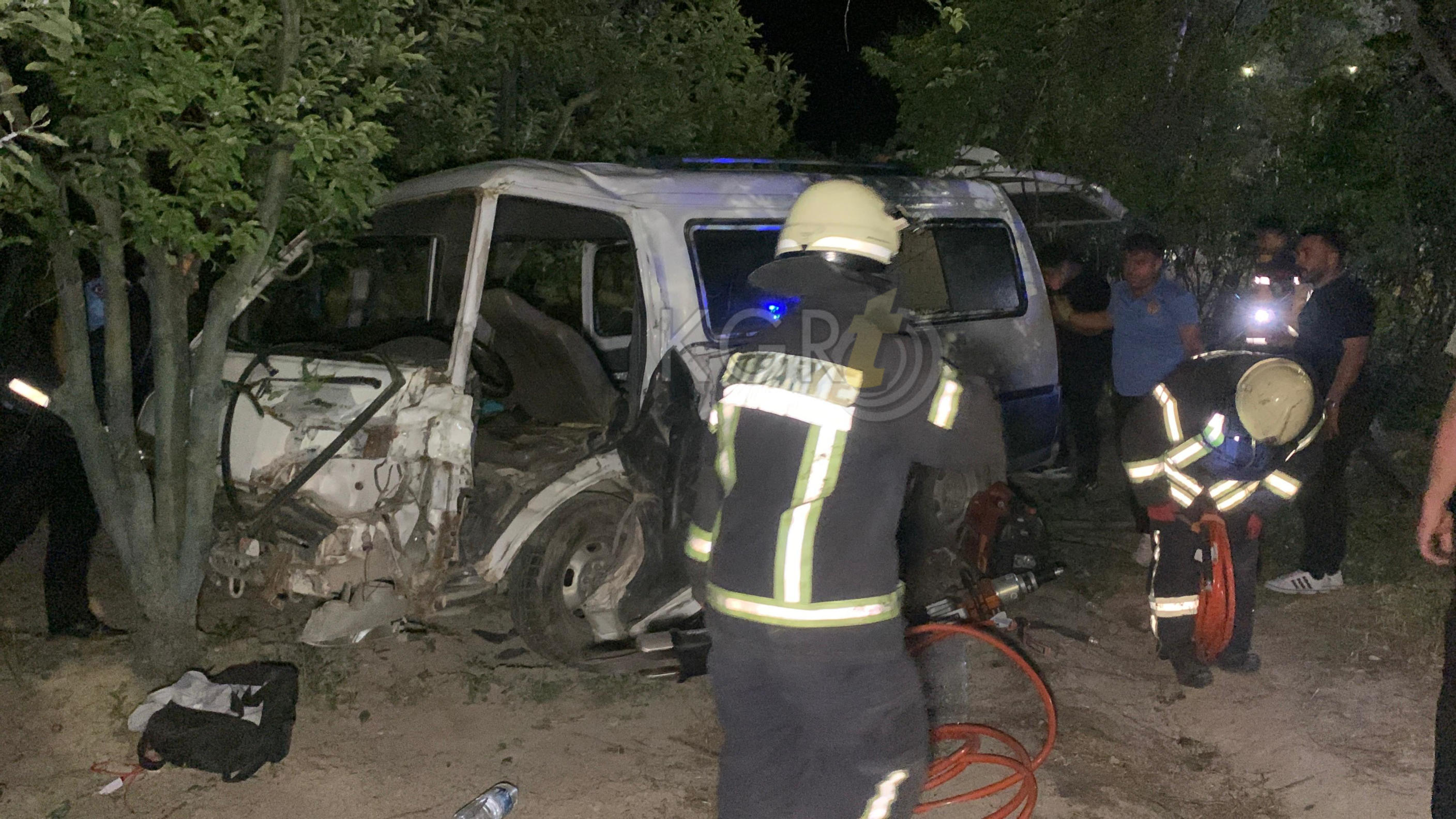 Karamanda Kontrolden Cikan Minibus Elma Bahcesine Uctu 1 Yarali21