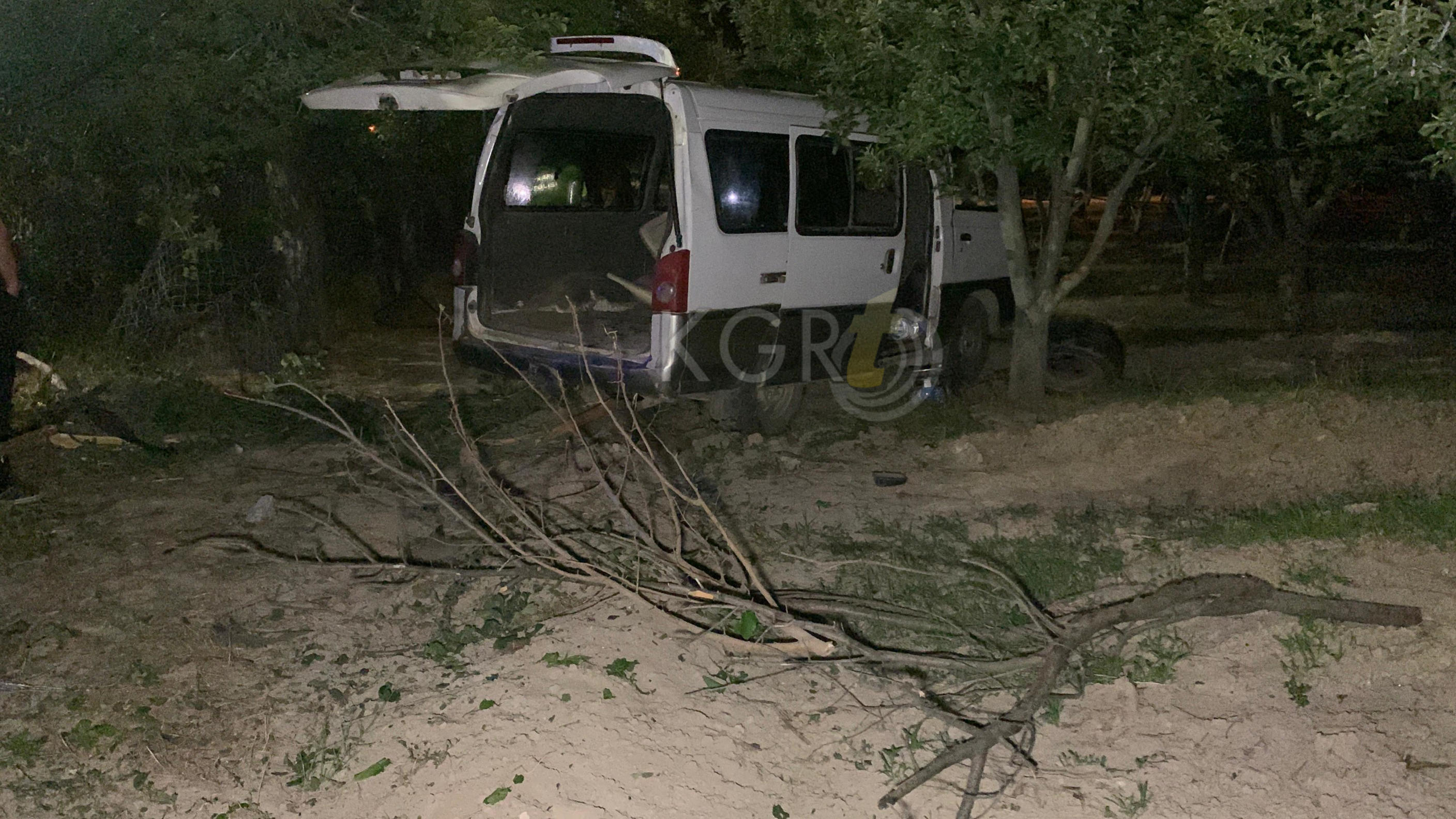 Karamanda Kontrolden Cikan Minibus Elma Bahcesine Uctu 1 Yarali3