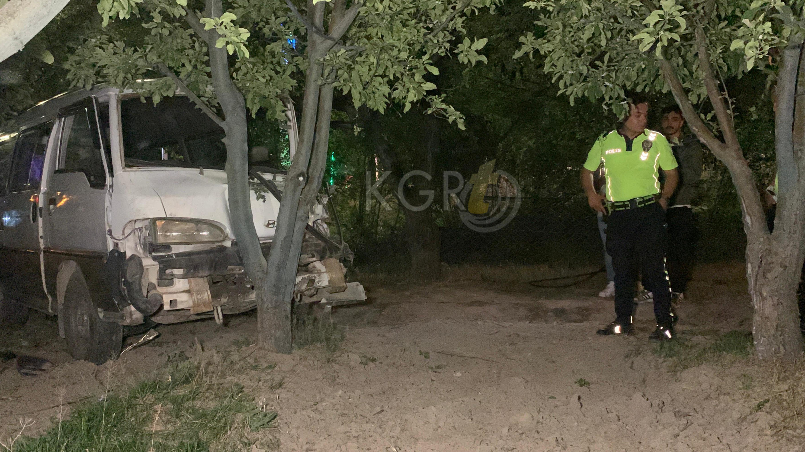 Karamanda Kontrolden Cikan Minibus Elma Bahcesine Uctu 1 Yarali9