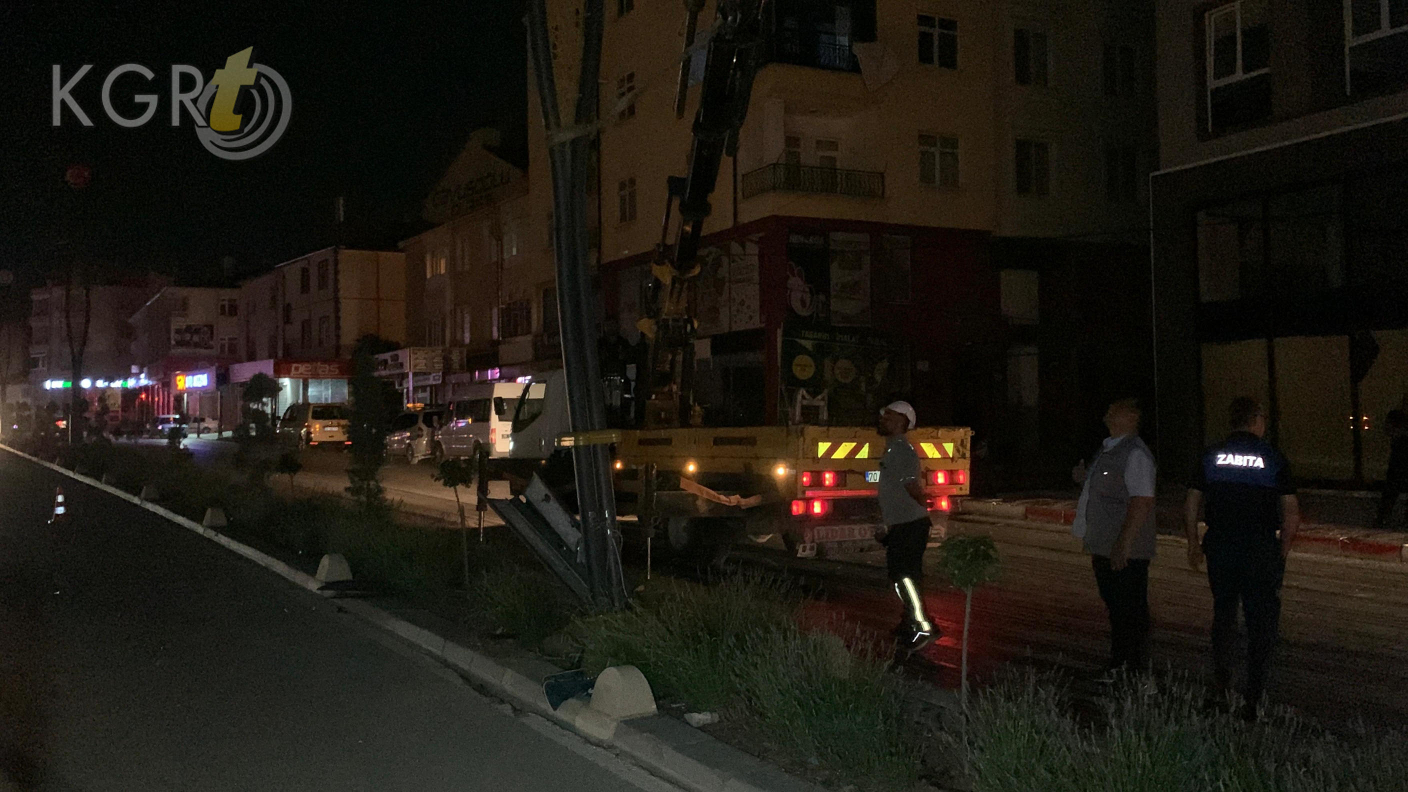 Karamanda Otomobil Aydinlatma Diregine Carpti Surucu Ve Cocuklari Ucuz Atlatti14