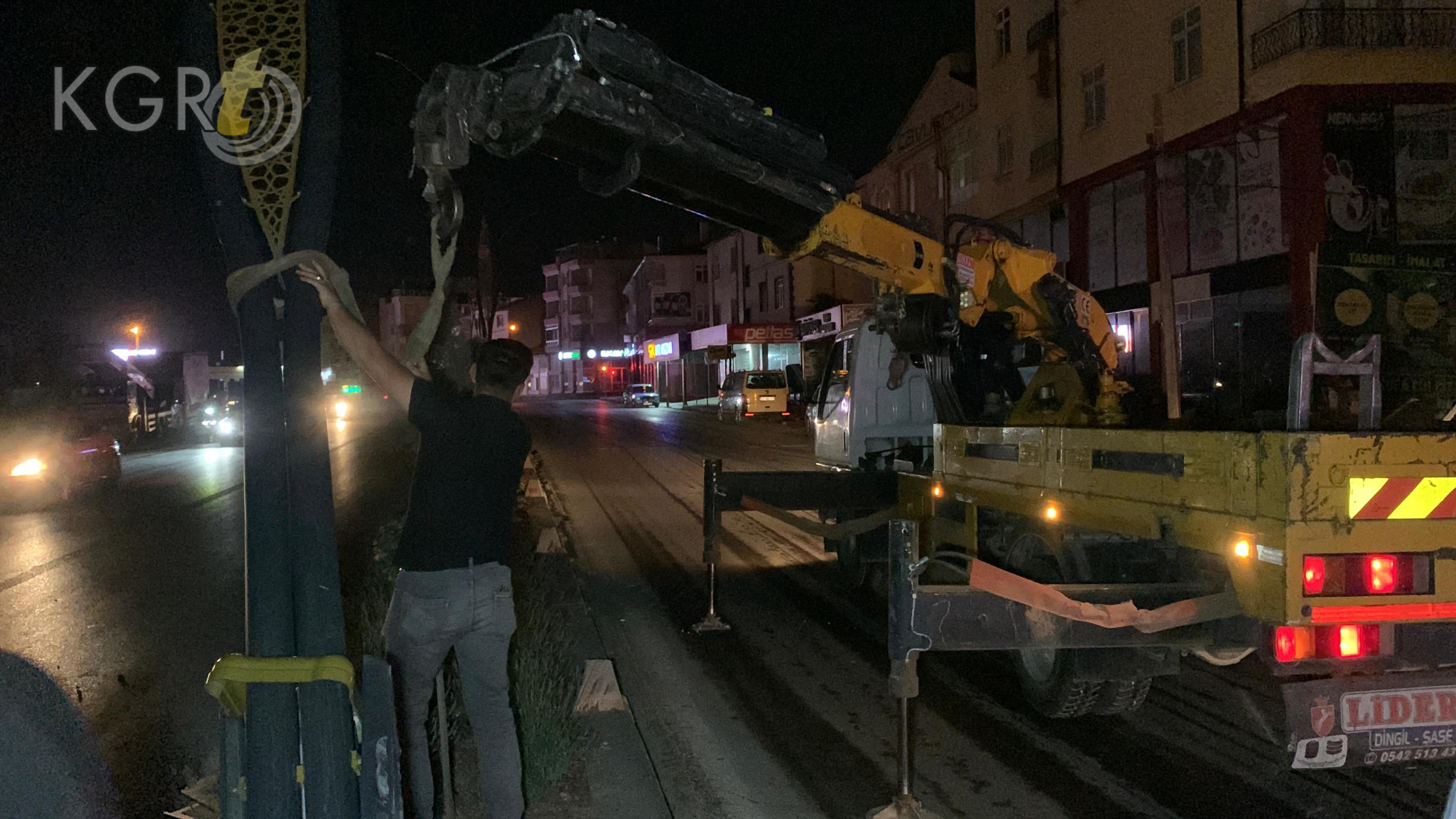 Karamanda Otomobil Aydinlatma Diregine Carpti Surucu Ve Cocuklari Ucuz Atlatti15