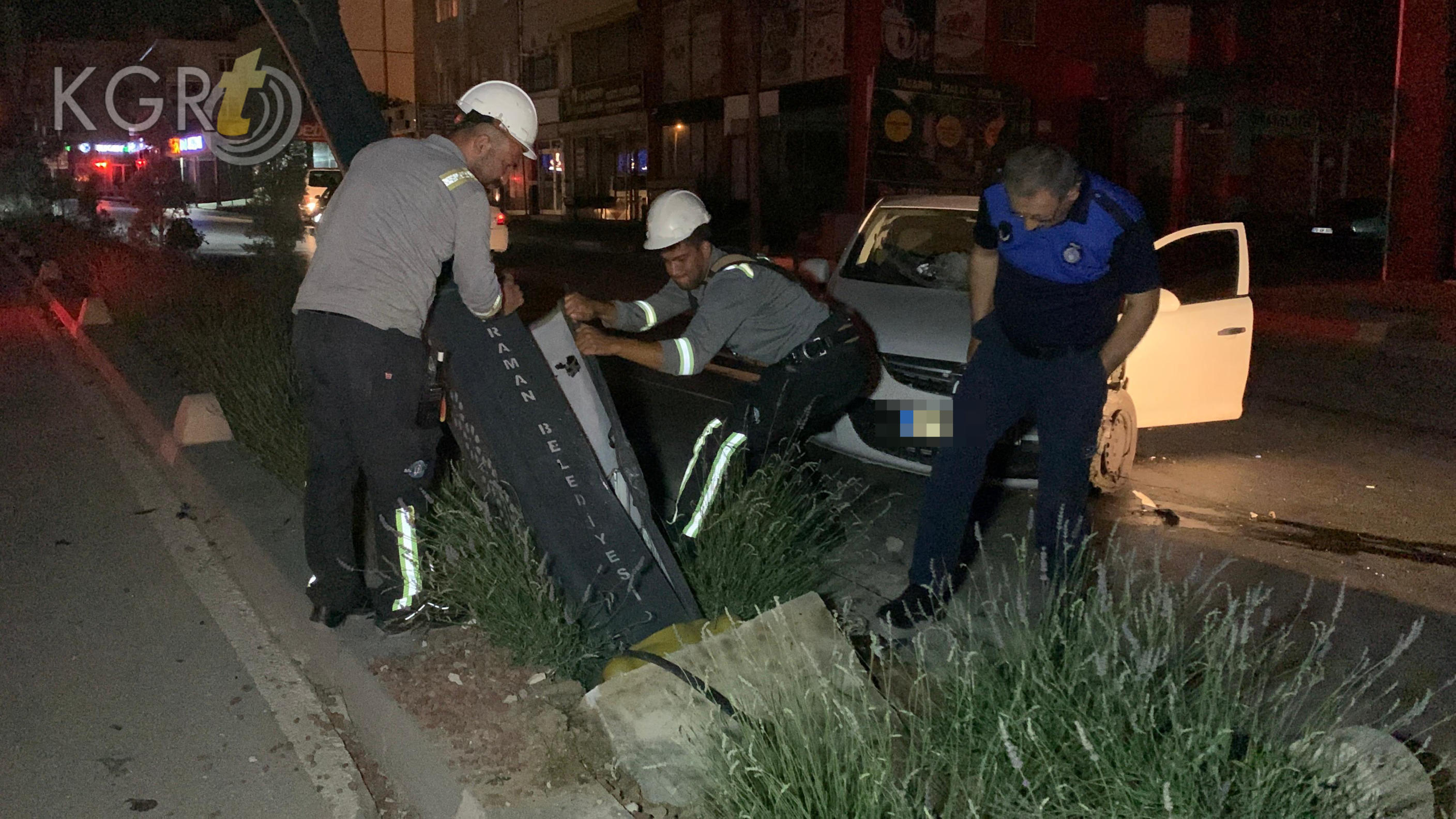 Karamanda Otomobil Aydinlatma Diregine Carpti Surucu Ve Cocuklari Ucuz Atlatti2