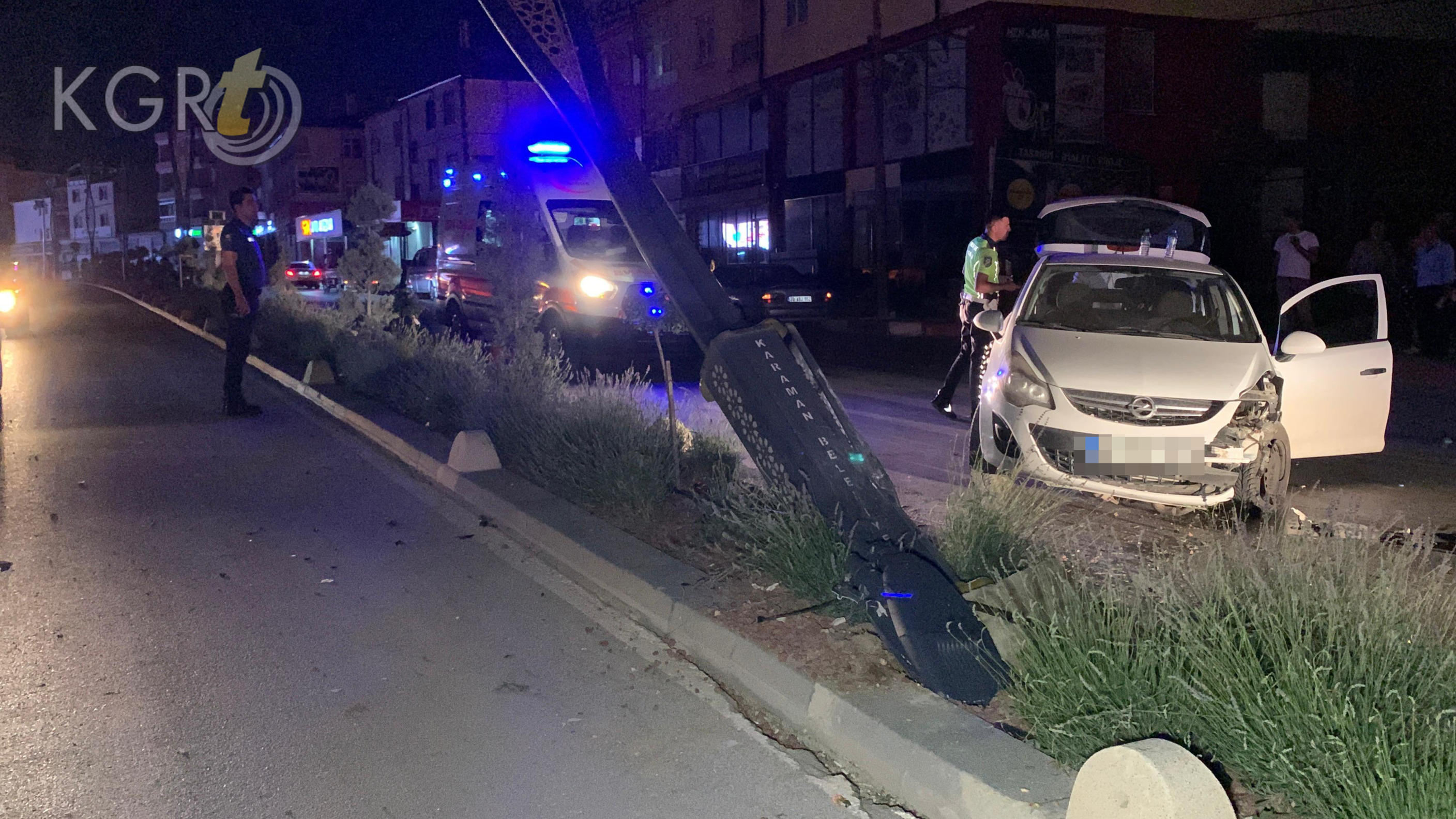 Karamanda Otomobil Aydinlatma Diregine Carpti Surucu Ve Cocuklari Ucuz Atlatti4