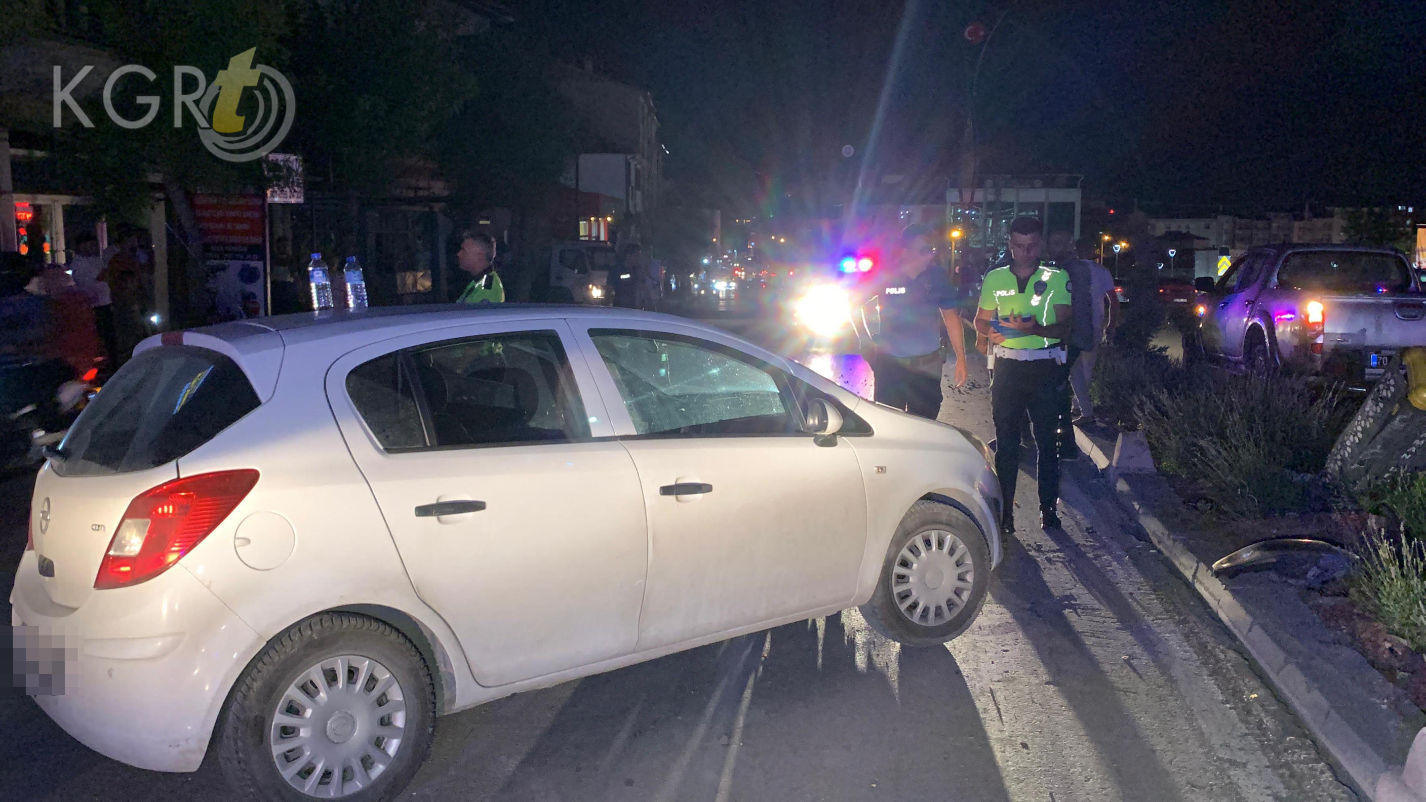 Karamanda Otomobil Aydinlatma Diregine Carpti Surucu Ve Cocuklari Ucuz Atlatti6