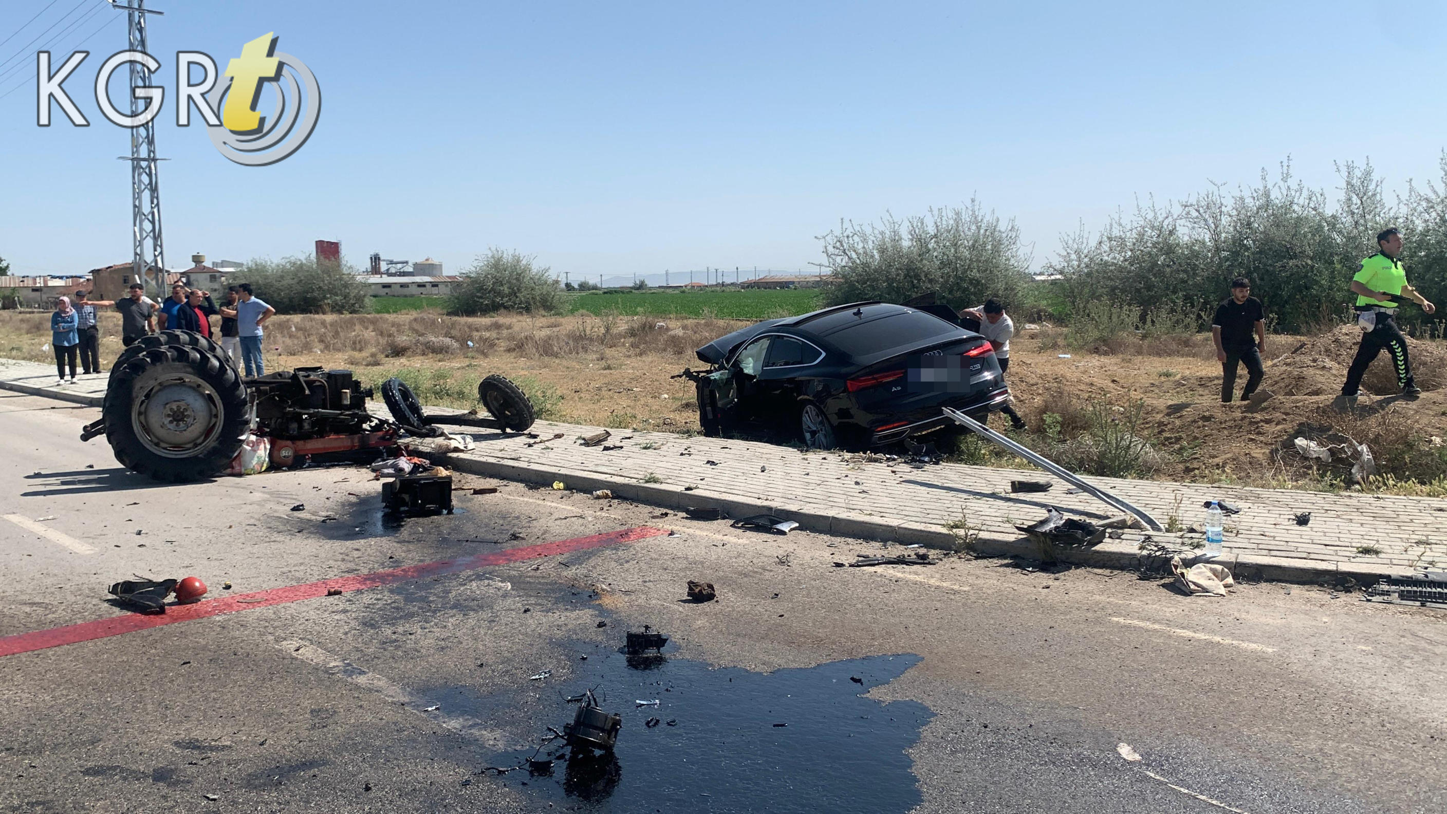 Karamanda Otomobille Carpisan Traktor Paramparca Oldu 1 Agir Yarali1
