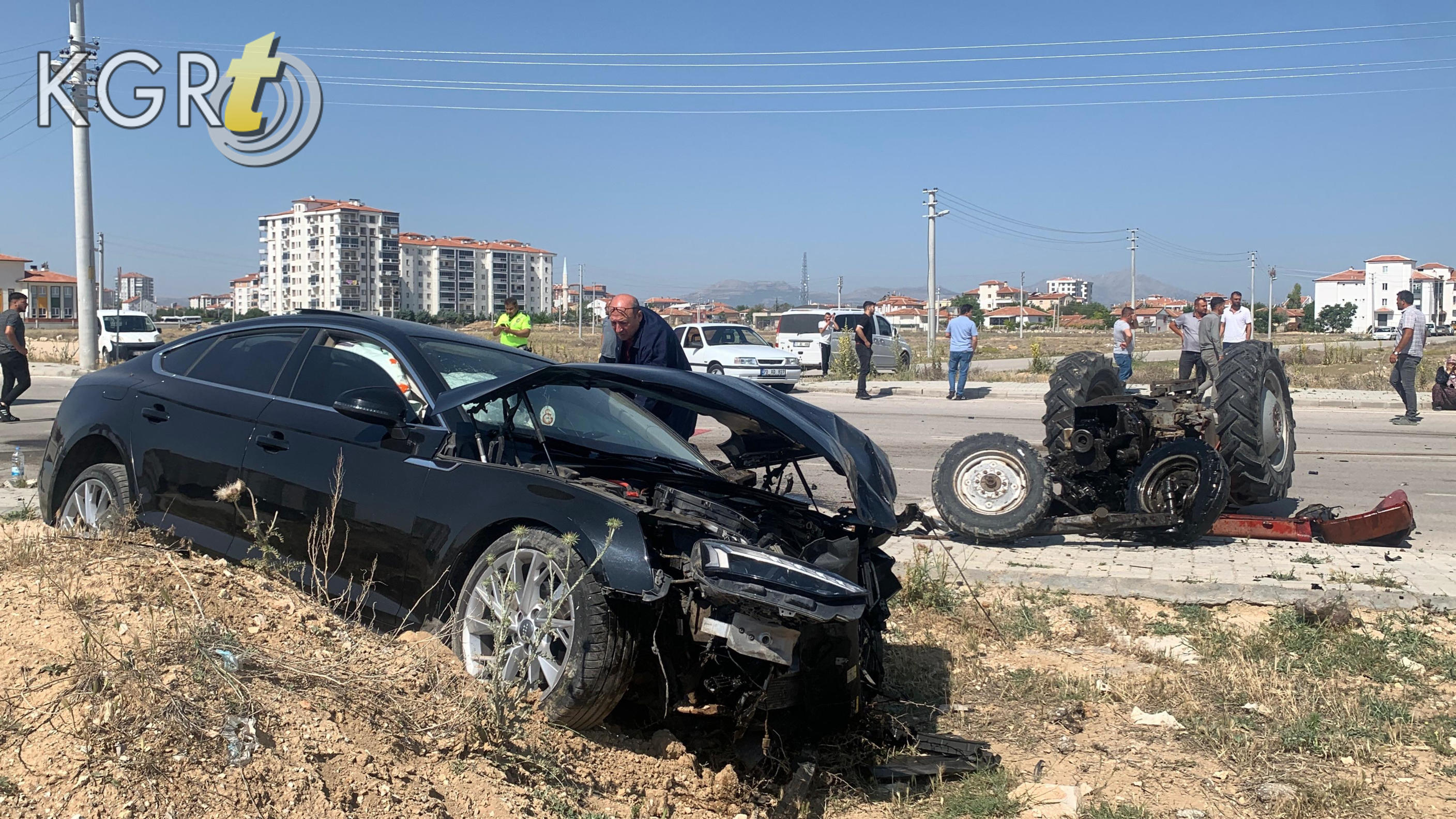 Karamanda Otomobille Carpisan Traktor Paramparca Oldu 1 Agir Yarali10