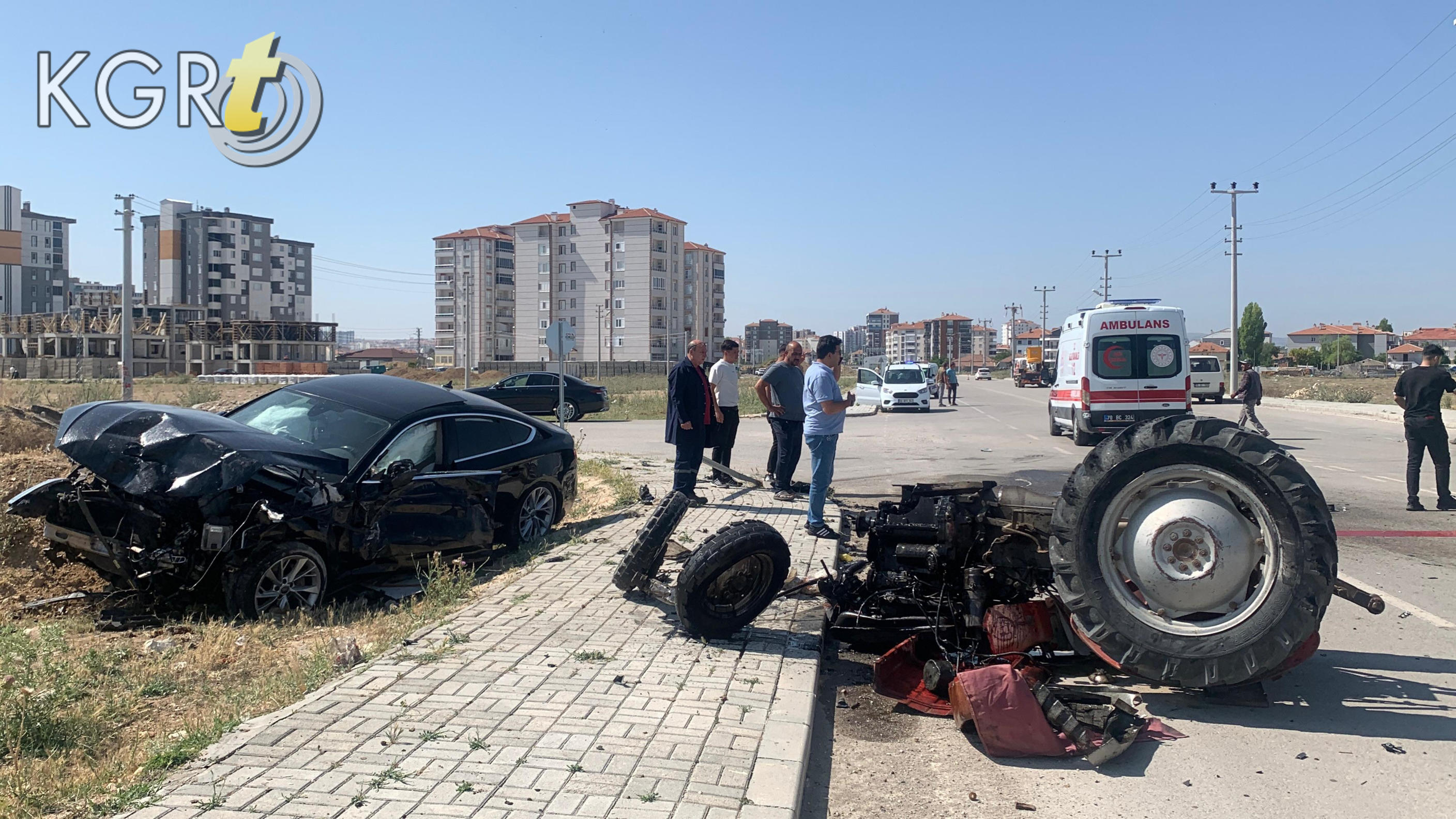 Karamanda Otomobille Carpisan Traktor Paramparca Oldu 1 Agir Yarali11