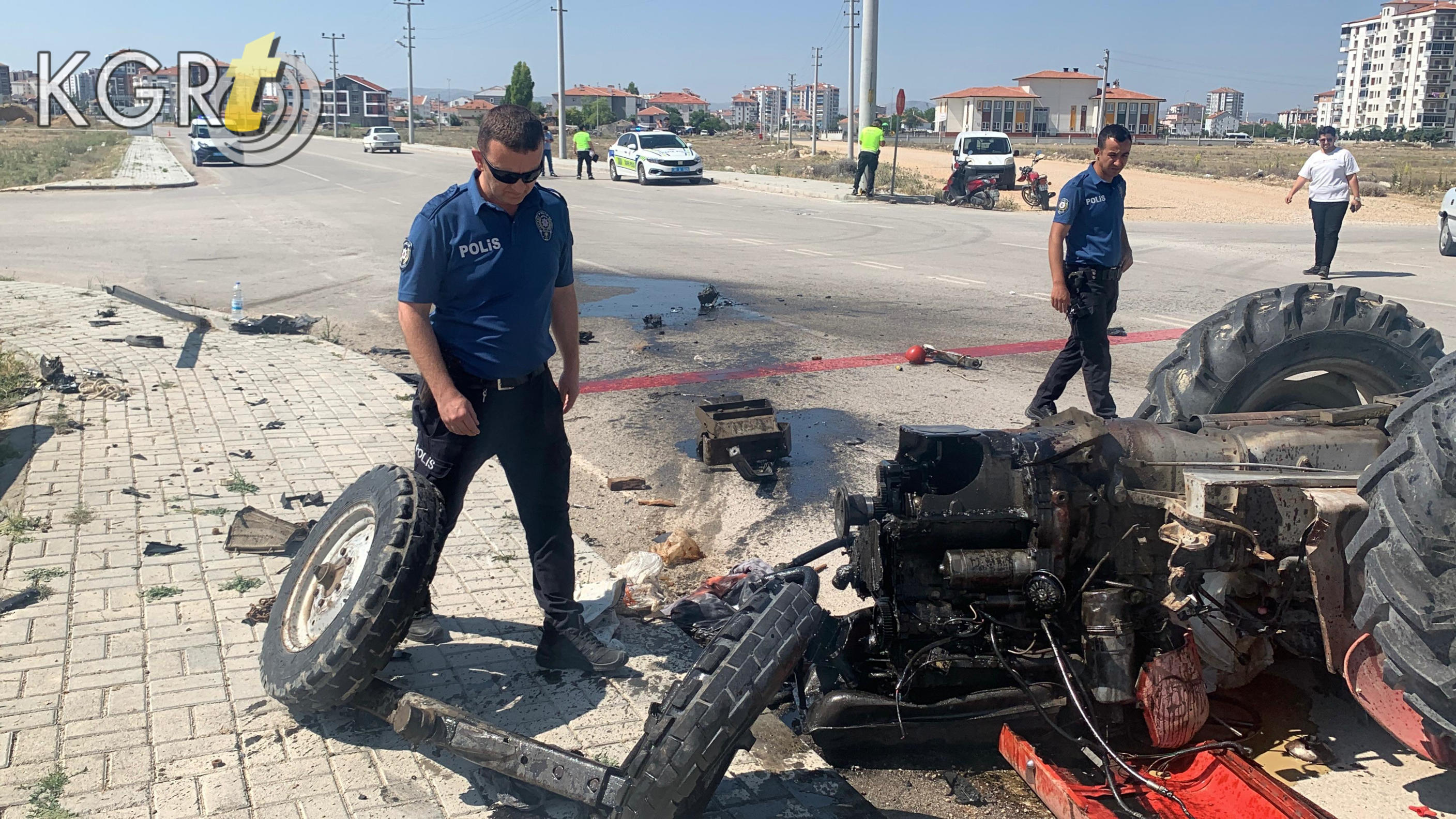 Karamanda Otomobille Carpisan Traktor Paramparca Oldu 1 Agir Yarali14
