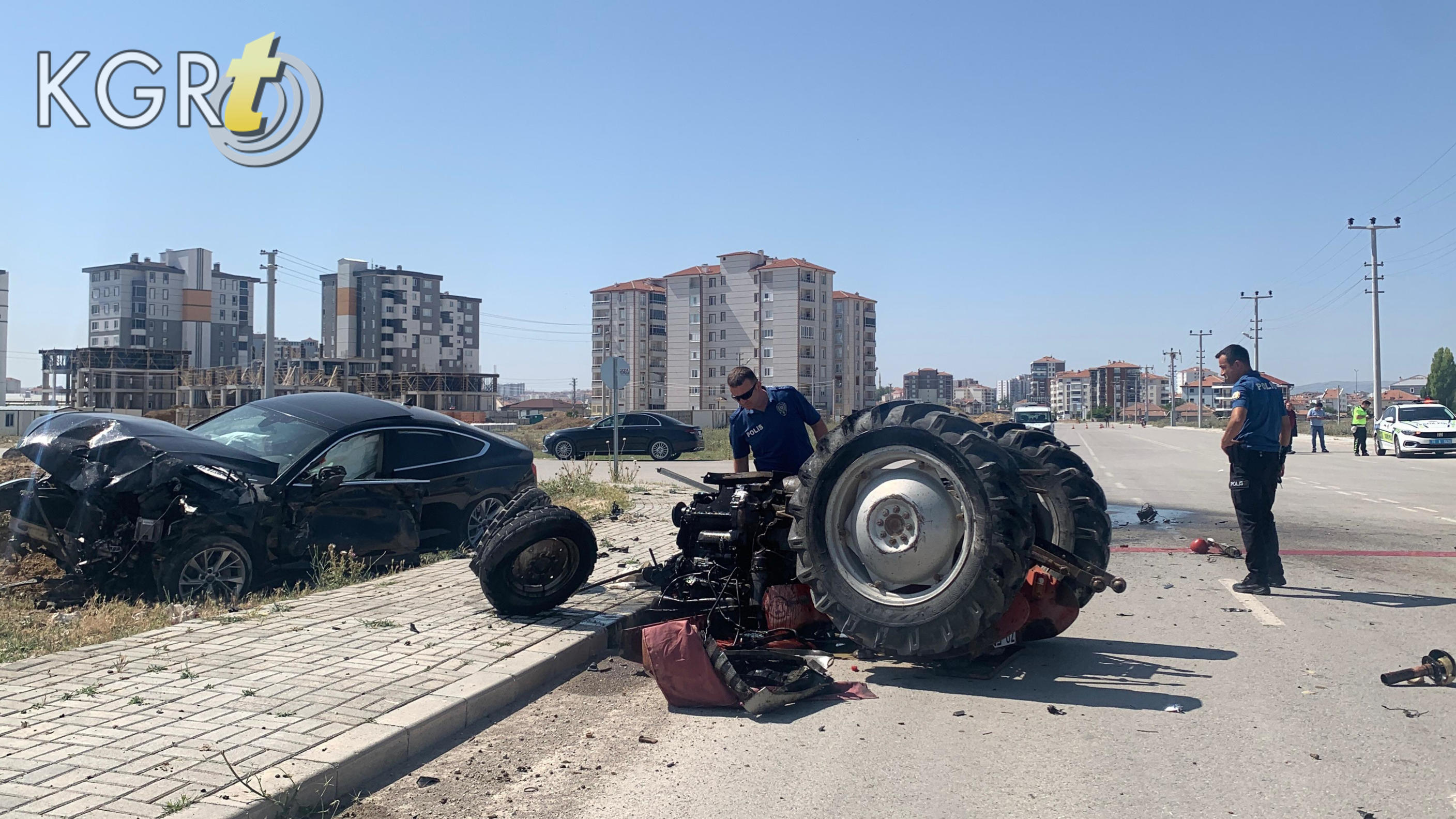 Karamanda Otomobille Carpisan Traktor Paramparca Oldu 1 Agir Yarali16