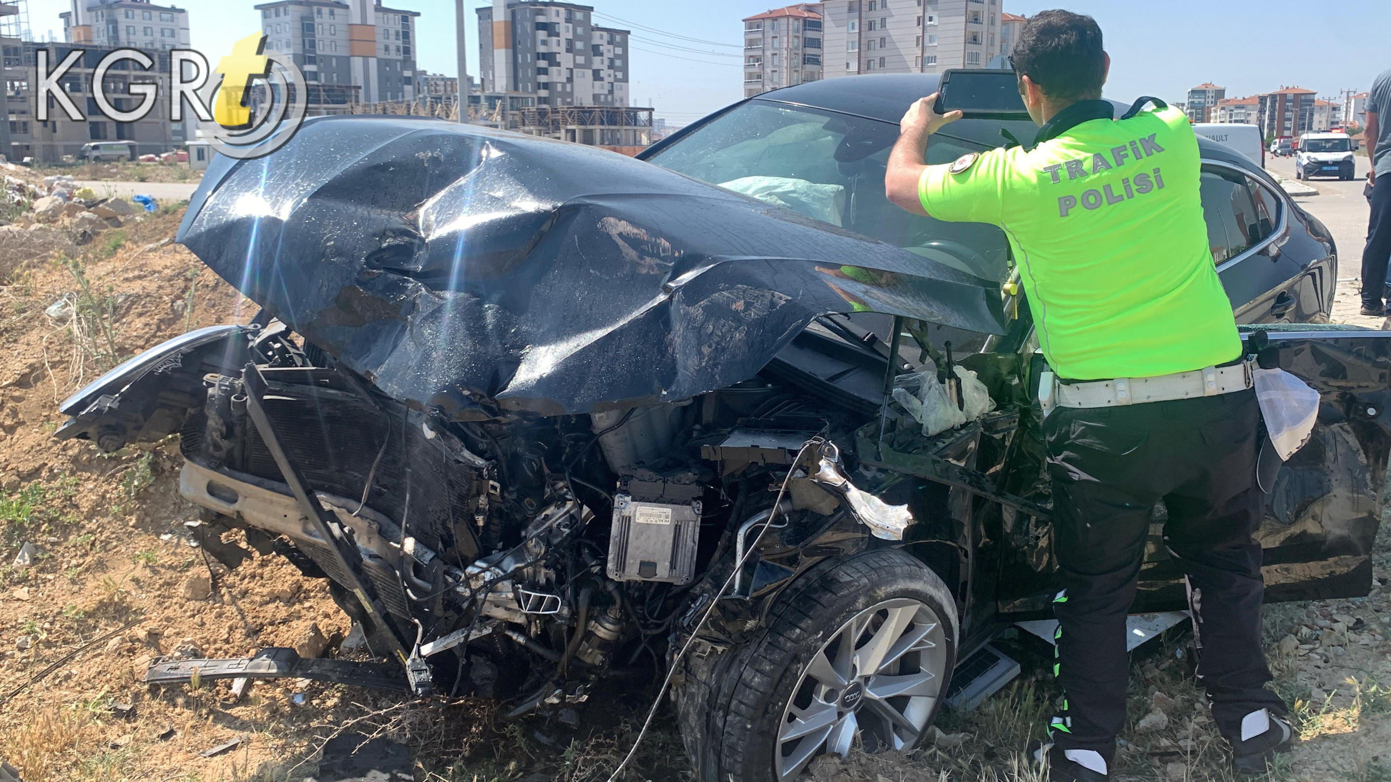 Karamanda Otomobille Carpisan Traktor Paramparca Oldu 1 Agir Yarali18