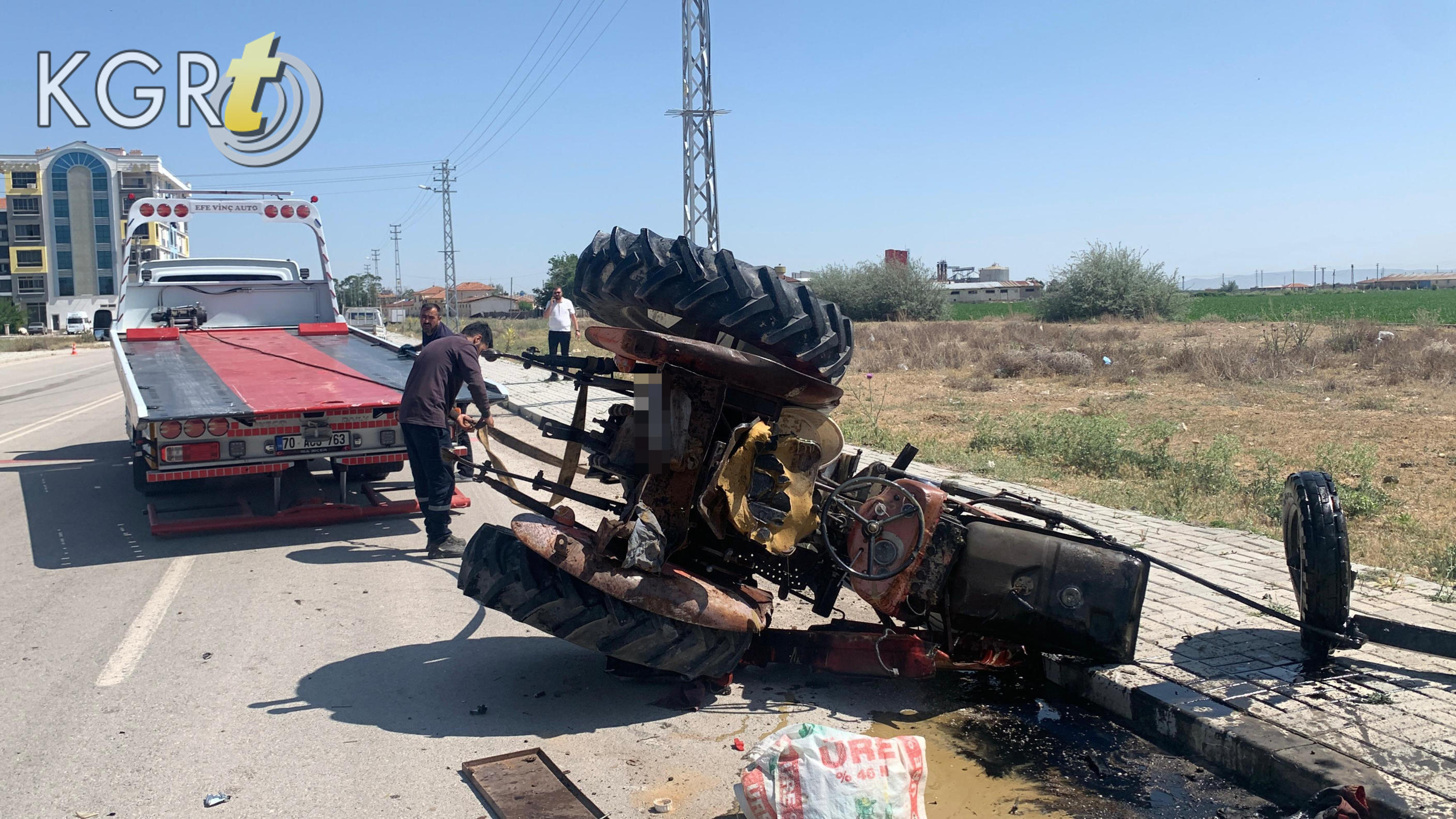 Karamanda Otomobille Carpisan Traktor Paramparca Oldu 1 Agir Yarali2