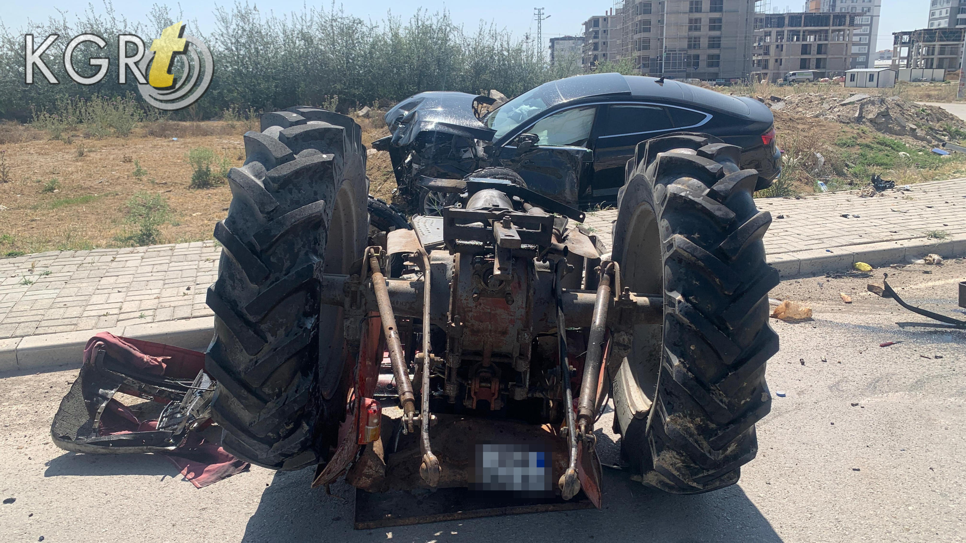 Karamanda Otomobille Carpisan Traktor Paramparca Oldu 1 Agir Yarali3