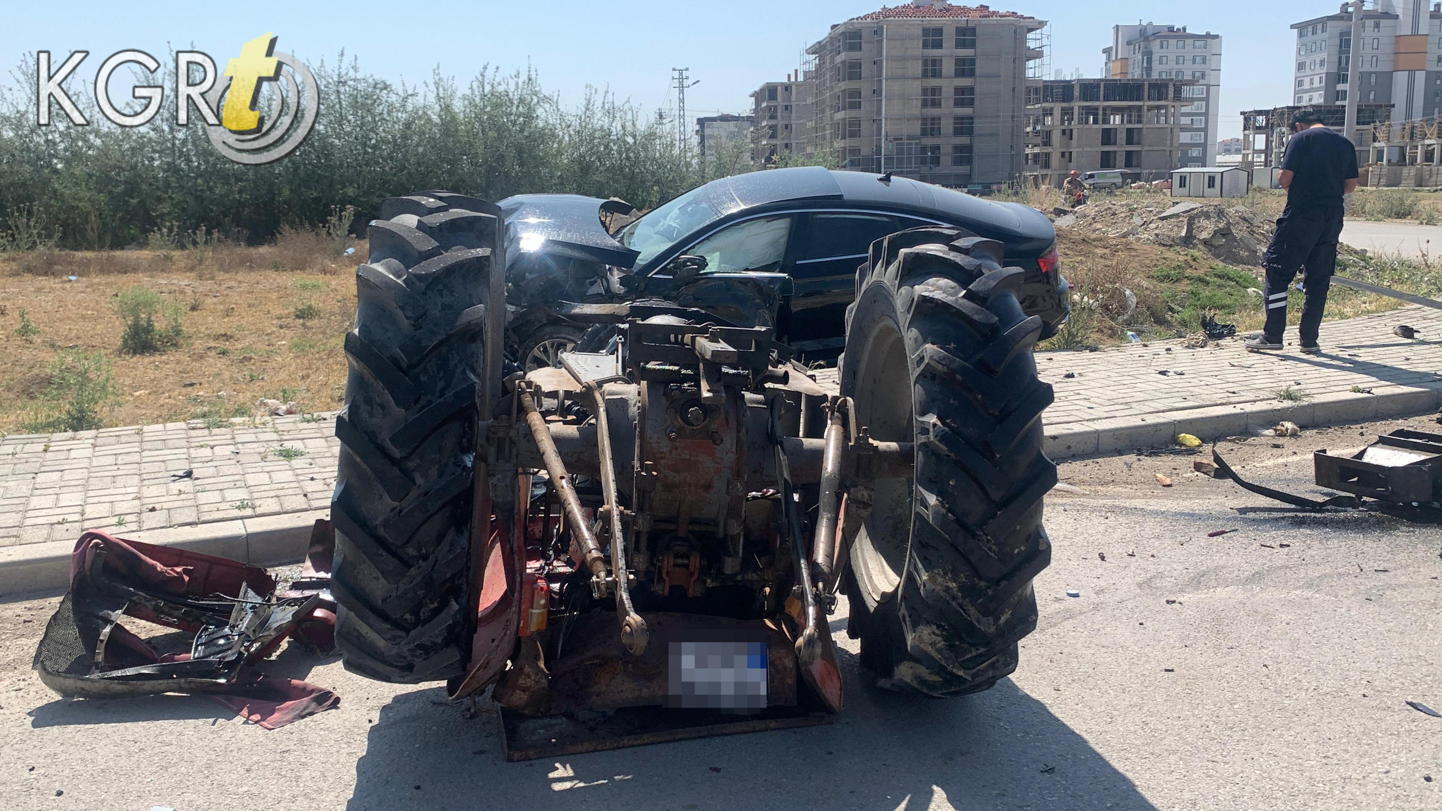 Karamanda Otomobille Carpisan Traktor Paramparca Oldu 1 Agir Yarali5