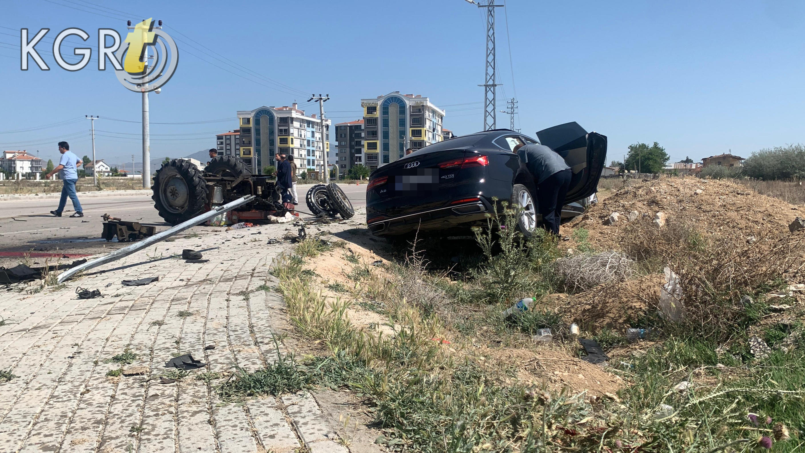 Karamanda Otomobille Carpisan Traktor Paramparca Oldu 1 Agir Yarali6