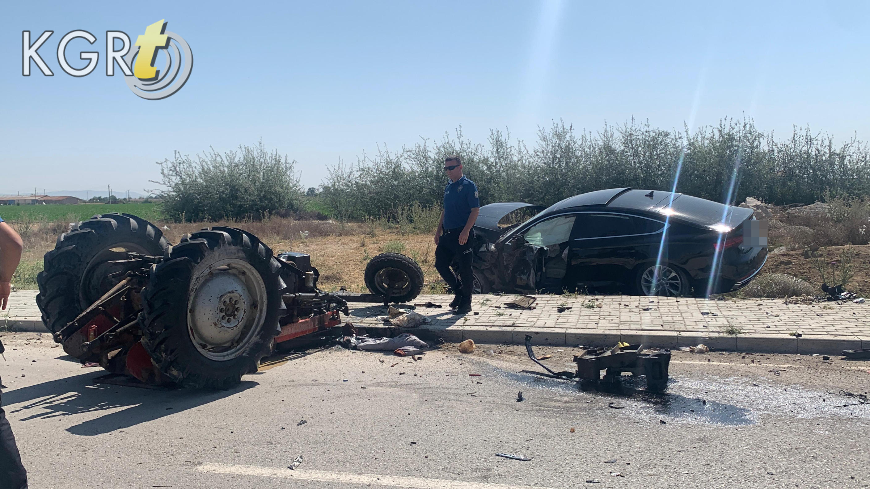 Karamanda Otomobille Carpisan Traktor Paramparca Oldu 1 Agir Yarali8