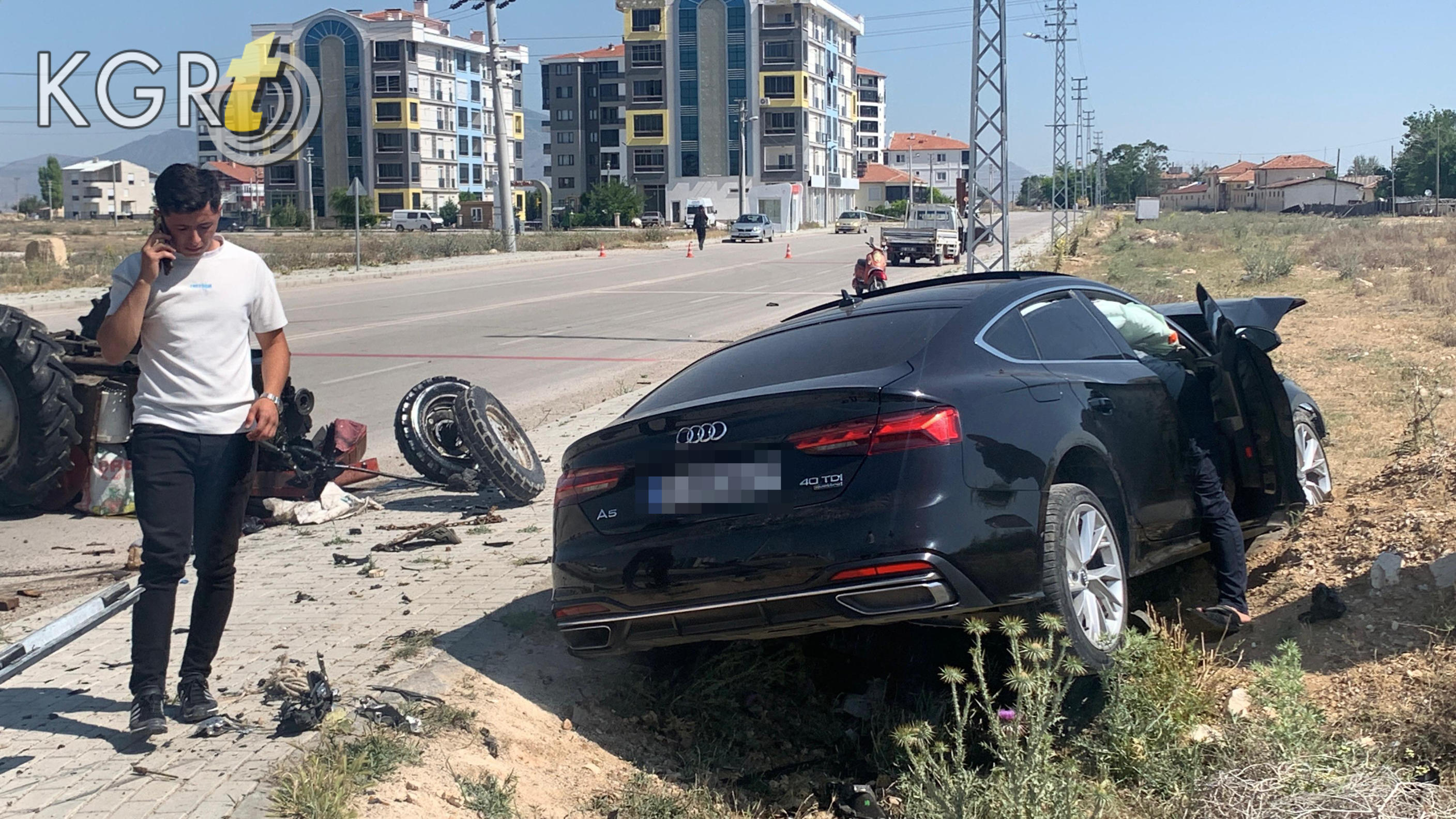 Karamanda Otomobille Carpisan Traktor Paramparca Oldu 1 Agir Yarali9
