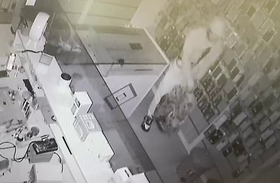 Karamanda Telefoncu Soyan Kovboy Sapkali Hirsiz Tutuklandi1