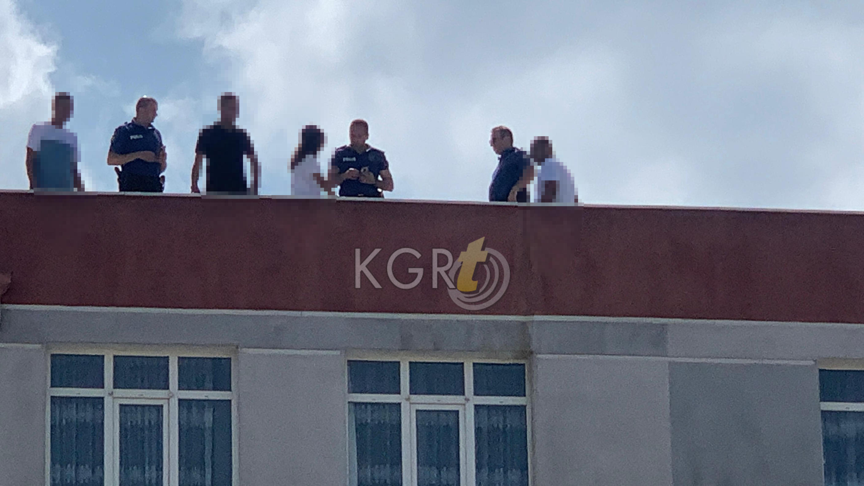 Karamanda Teras Kata Cikan Kiz Cocugu Ekipleri Harekete Gecirdi1