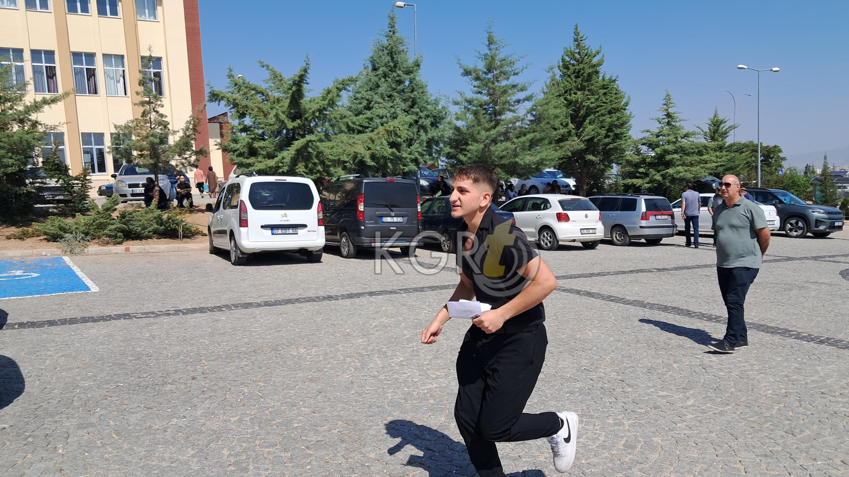 Karamanda Yksye 2 Dakika Ile Gec Kalan Adaylar Sinava Alinmadi5