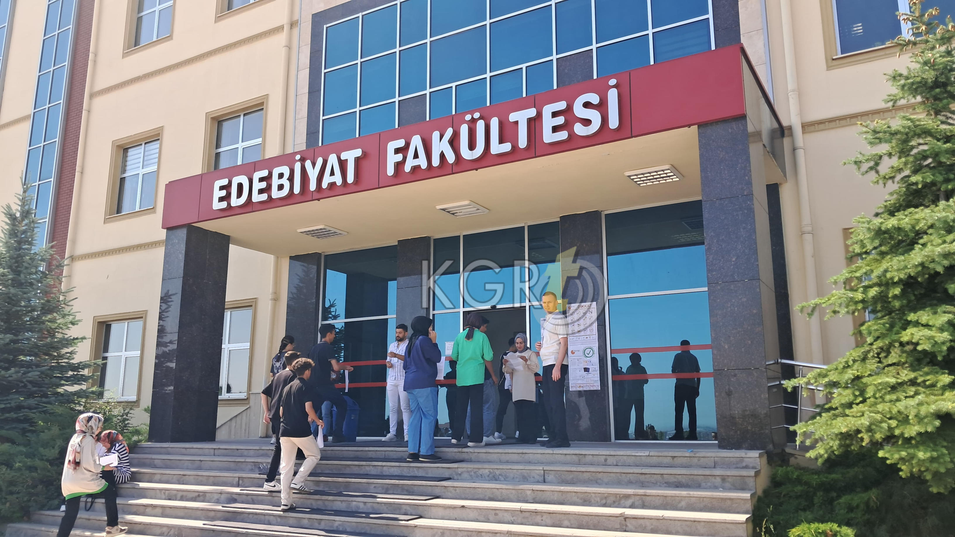 Karamanda Yksye 2 Dakika Ile Gec Kalan Adaylar Sinava Alinmadi6