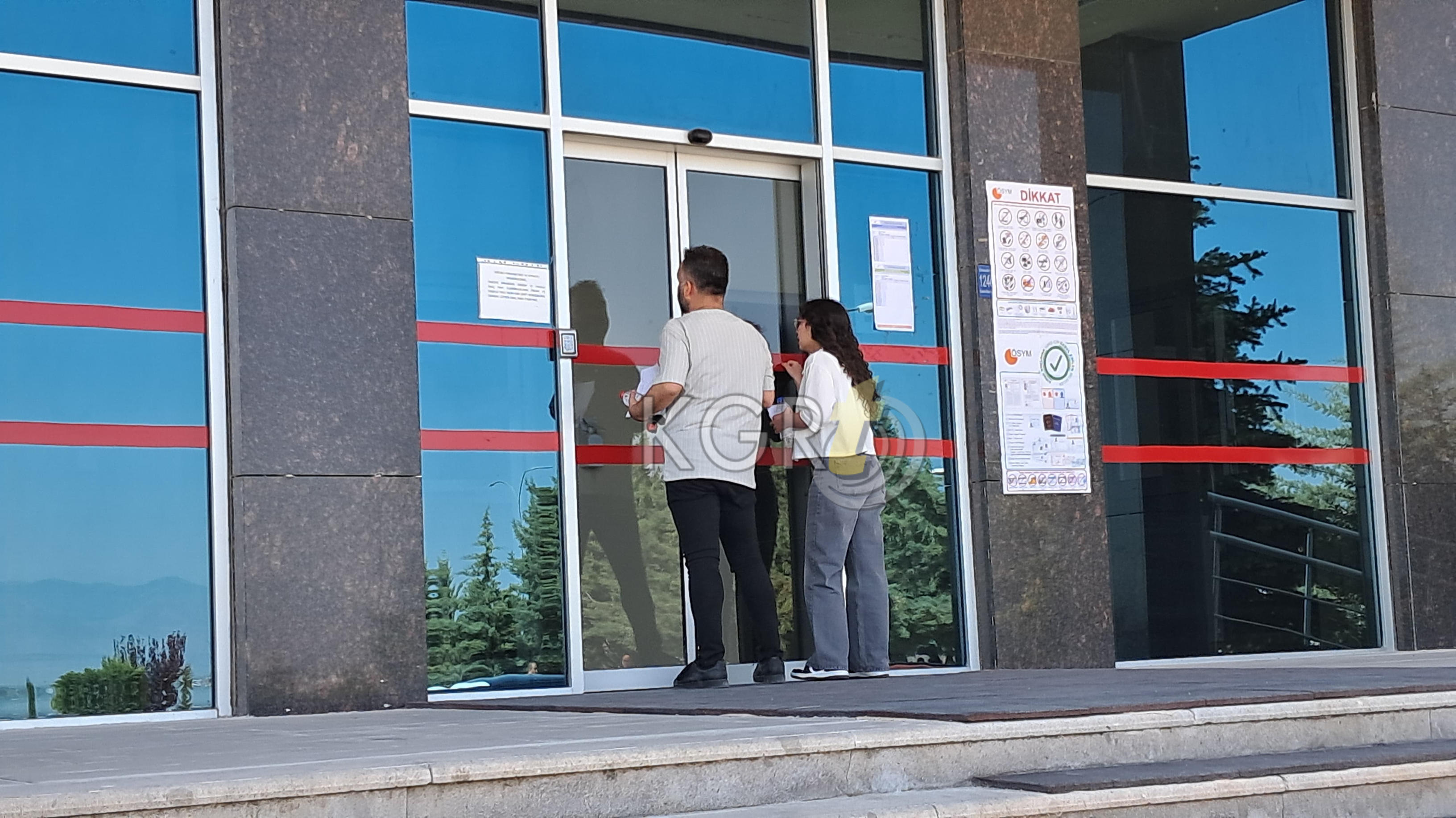 Karamanda Yksye 2 Dakika Ile Gec Kalan Adaylar Sinava Alinmadi7