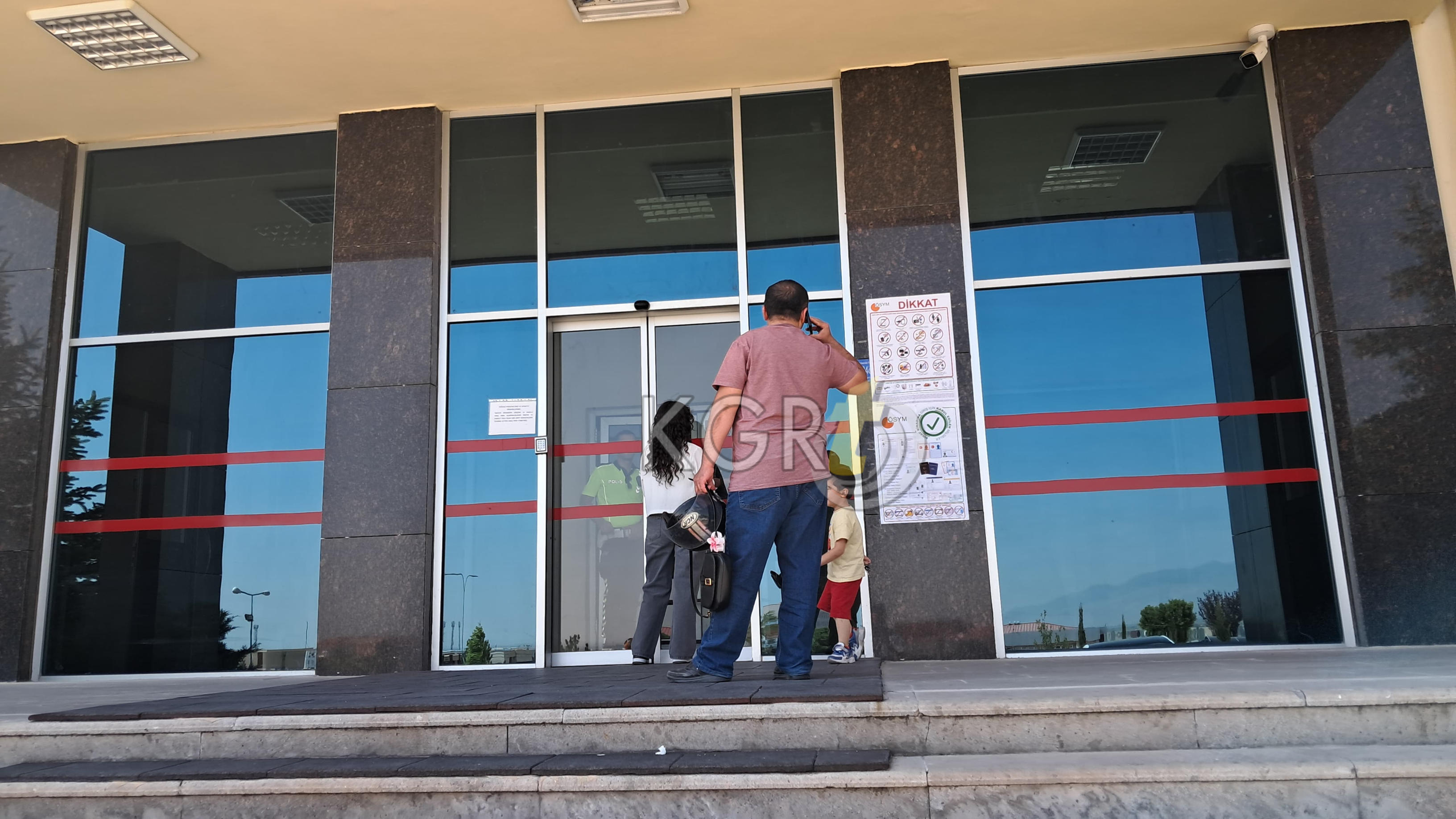 Karamanda Yksye 2 Dakika Ile Gec Kalan Adaylar Sinava Alinmadi8