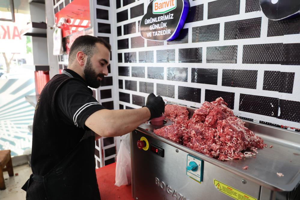 Kasaplarin Mesaisi Simdi Basladi Kiyma Cekiyorlar1