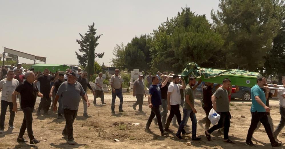 Mezarlikta Eninde Sonunda Gelecegimiz Nokta Diyen Baba 2 Kizinin Aci Sonu1