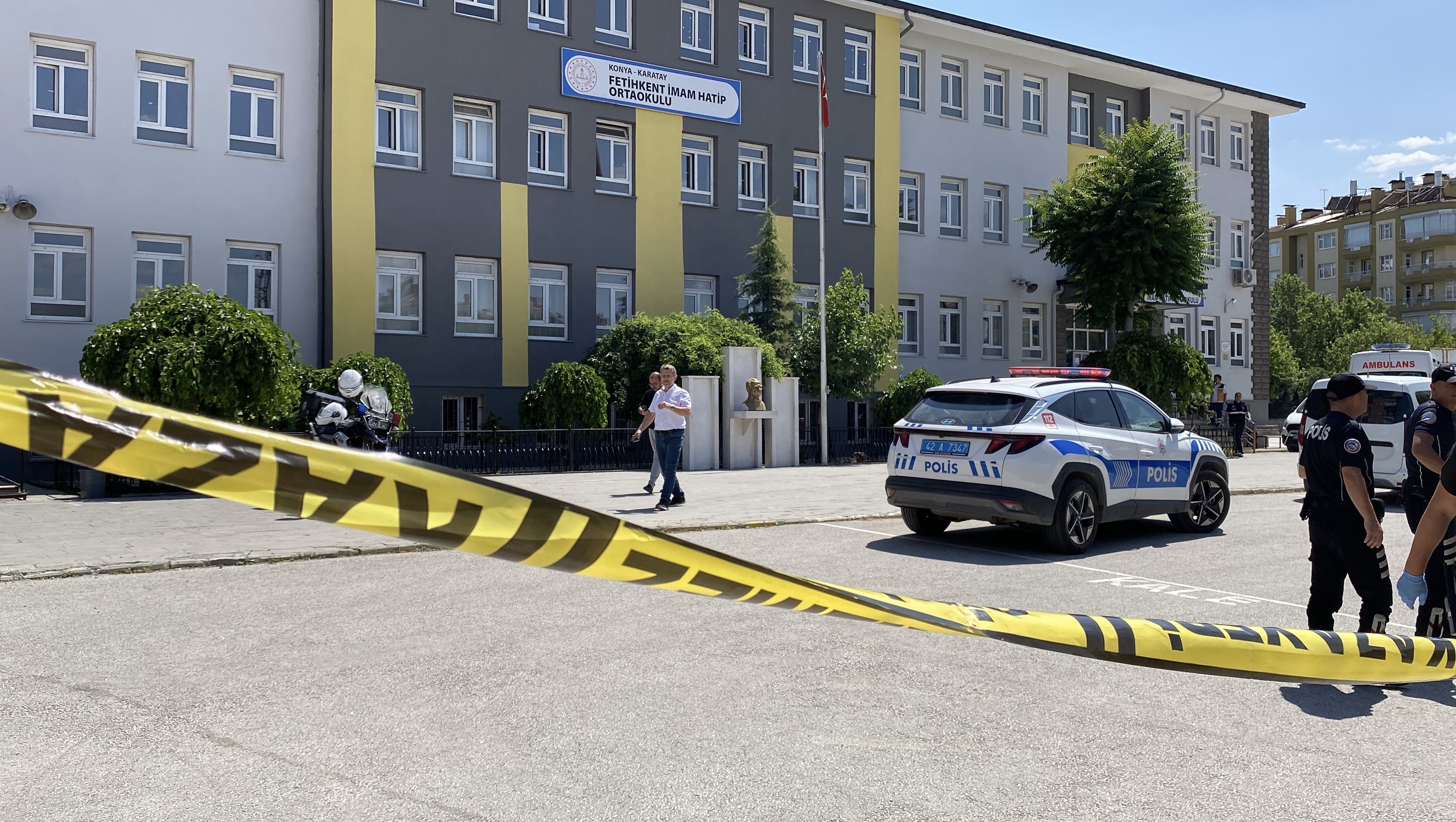 Ogretmen Okulda Silahli Saldiriya Ugrayarak Hayatini Kaybetti (1)