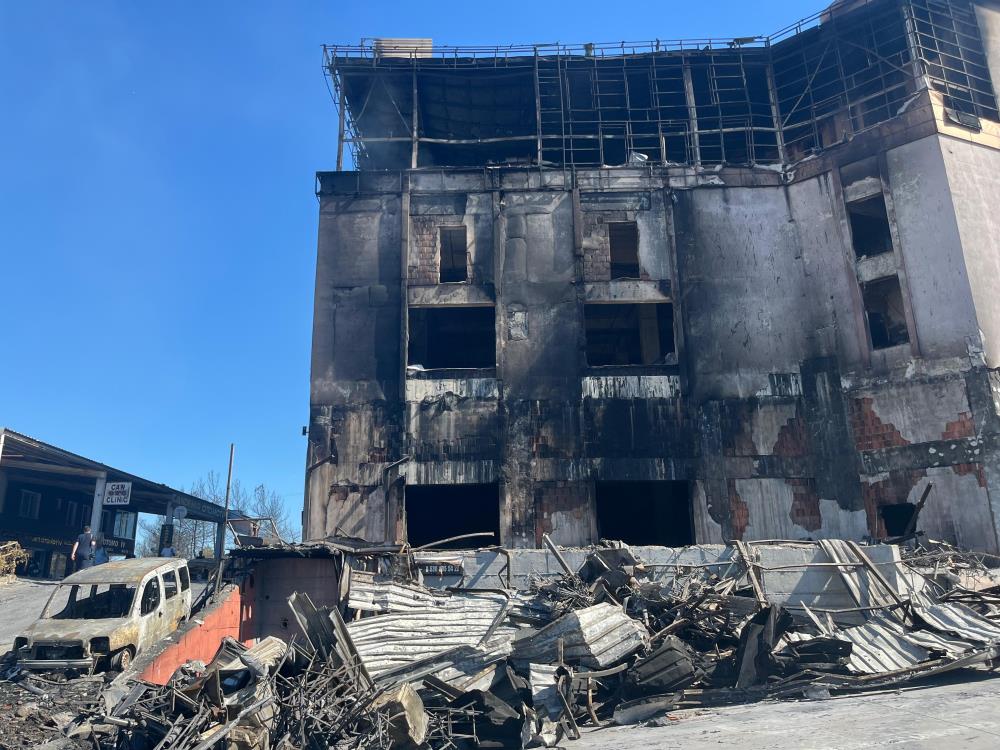 Orman Yangininda Araclar Yandi1