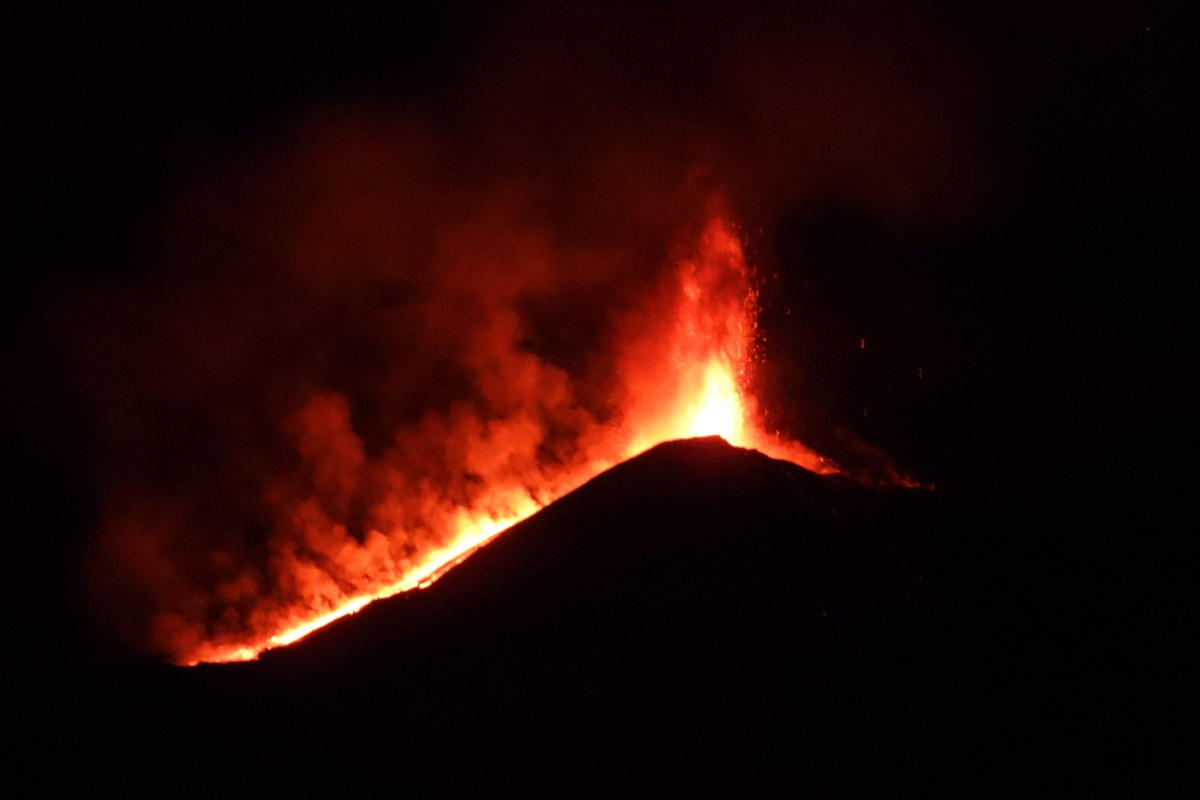Son Dakika Etna Yanardagi Patladi (1)