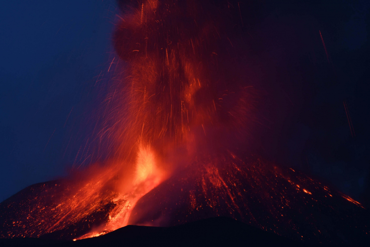 Son Dakika Etna Yanardagi Patladi (2)